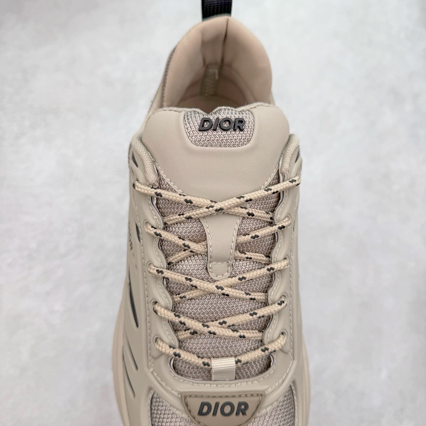 图片[5]-＃GD广顶 DIOR B44 Blade 迪奥2024新款圆头系带跑步鞋 新款鞋款的特点是受到 21 世纪启发的大胆蓬松造型 B44 Blade 运动鞋采用渐变技术网布制成 配有同色技术面料面板 鞋底上配有对比鲜明的 Blade 嵌件 与跑步世界息息相关 这款运动鞋具有运动、复古未来主义的外观 配有超细纤维和帆布嵌件 并饰有标志性的“Dior”标志 点缀在鞋面、鞋跟和侧面 鞋型饰有 Dior 和Lewis Hamilton标志性饰物 悬挂在鞋眼上 而鞋面、鞋跟和侧面则饰有 Dior 标志 尺码：36 37 38 39 40 41 42 43 44 45-选品中心