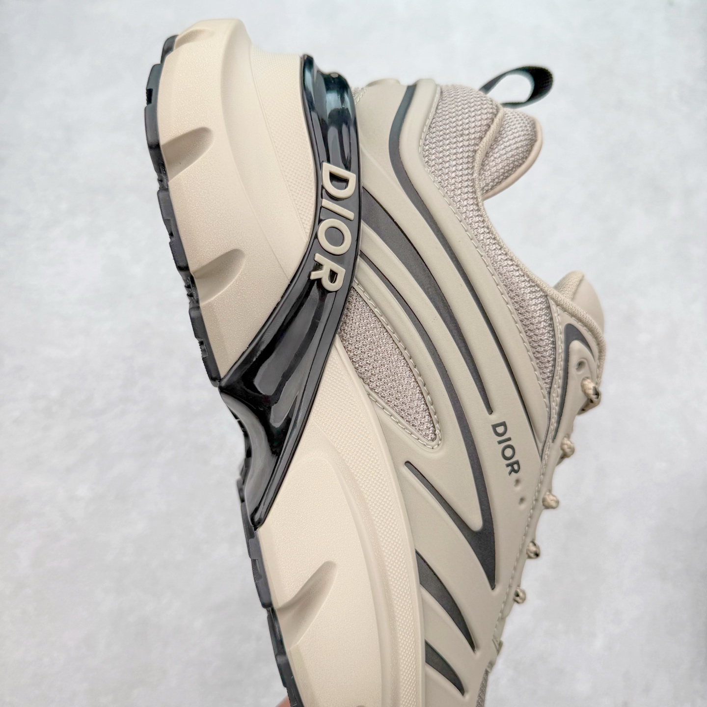 图片[6]-＃GD广顶 DIOR B44 Blade 迪奥2024新款圆头系带跑步鞋 新款鞋款的特点是受到 21 世纪启发的大胆蓬松造型 B44 Blade 运动鞋采用渐变技术网布制成 配有同色技术面料面板 鞋底上配有对比鲜明的 Blade 嵌件 与跑步世界息息相关 这款运动鞋具有运动、复古未来主义的外观 配有超细纤维和帆布嵌件 并饰有标志性的“Dior”标志 点缀在鞋面、鞋跟和侧面 鞋型饰有 Dior 和Lewis Hamilton标志性饰物 悬挂在鞋眼上 而鞋面、鞋跟和侧面则饰有 Dior 标志 尺码：36 37 38 39 40 41 42 43 44 45-选品中心