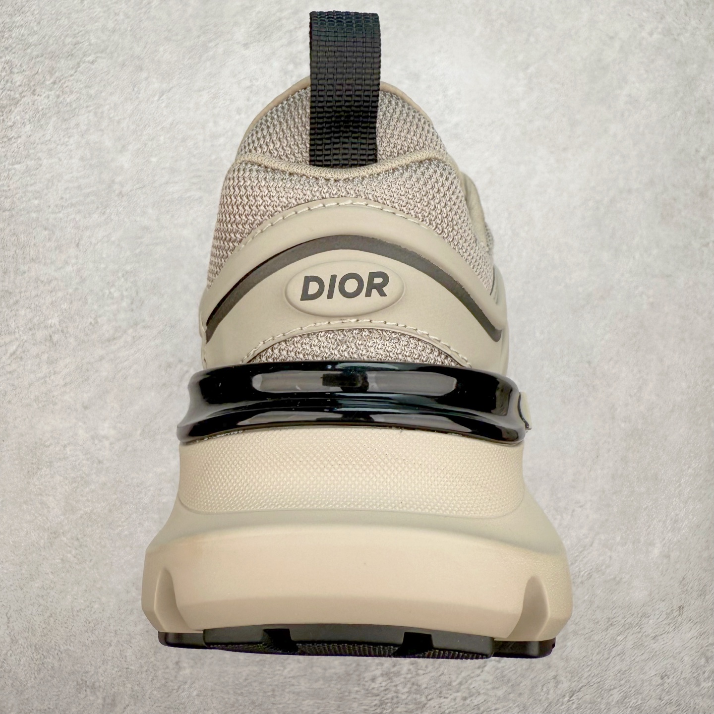 图片[8]-＃GD广顶 DIOR B44 Blade 迪奥2024新款圆头系带跑步鞋 新款鞋款的特点是受到 21 世纪启发的大胆蓬松造型 B44 Blade 运动鞋采用渐变技术网布制成 配有同色技术面料面板 鞋底上配有对比鲜明的 Blade 嵌件 与跑步世界息息相关 这款运动鞋具有运动、复古未来主义的外观 配有超细纤维和帆布嵌件 并饰有标志性的“Dior”标志 点缀在鞋面、鞋跟和侧面 鞋型饰有 Dior 和Lewis Hamilton标志性饰物 悬挂在鞋眼上 而鞋面、鞋跟和侧面则饰有 Dior 标志 尺码：36 37 38 39 40 41 42 43 44 45-选品中心