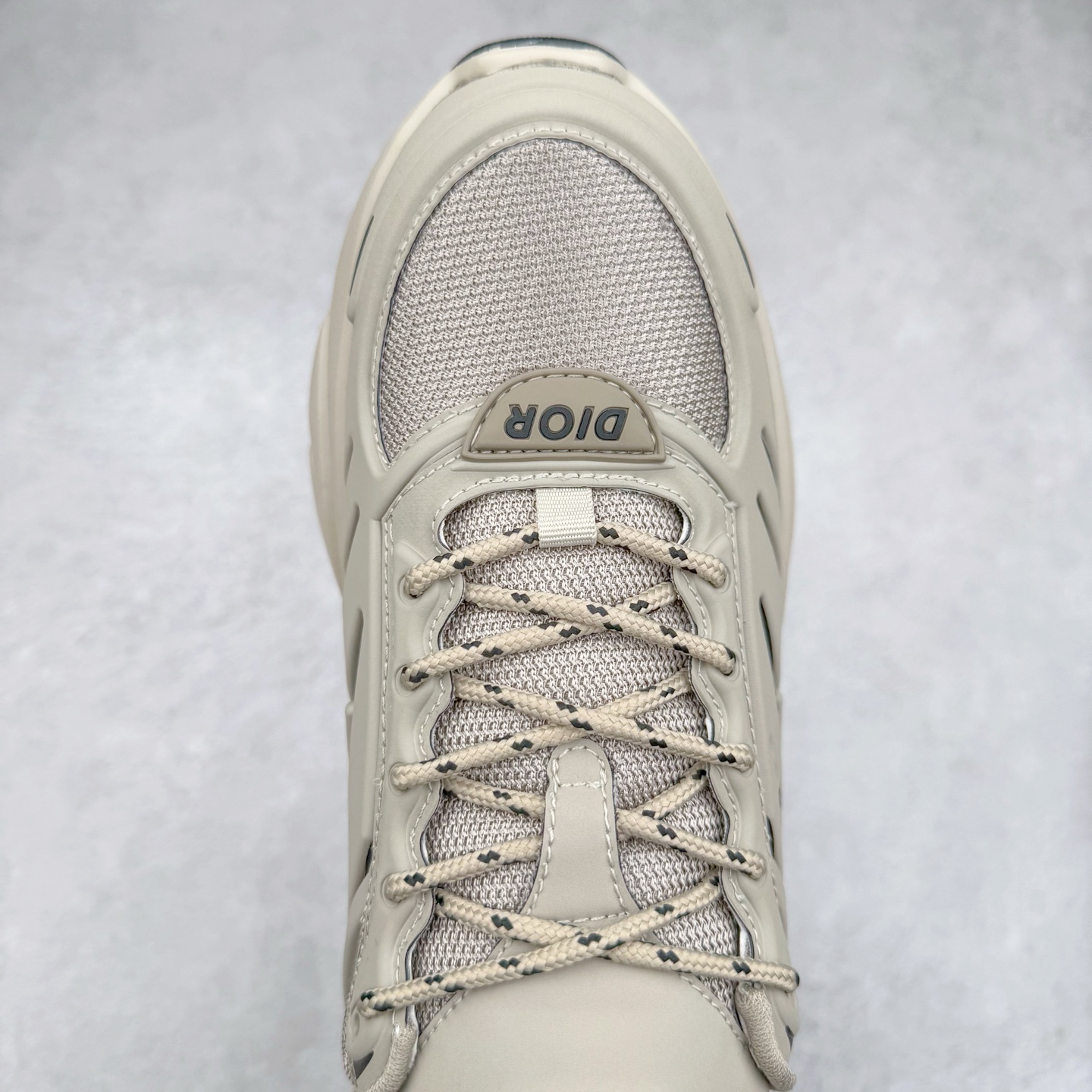 图片[4]-＃GD广顶 DIOR B44 Blade 迪奥2024新款圆头系带跑步鞋 新款鞋款的特点是受到 21 世纪启发的大胆蓬松造型 B44 Blade 运动鞋采用渐变技术网布制成 配有同色技术面料面板 鞋底上配有对比鲜明的 Blade 嵌件 与跑步世界息息相关 这款运动鞋具有运动、复古未来主义的外观 配有超细纤维和帆布嵌件 并饰有标志性的“Dior”标志 点缀在鞋面、鞋跟和侧面 鞋型饰有 Dior 和Lewis Hamilton标志性饰物 悬挂在鞋眼上 而鞋面、鞋跟和侧面则饰有 Dior 标志 尺码：36 37 38 39 40 41 42 43 44 45-选品中心