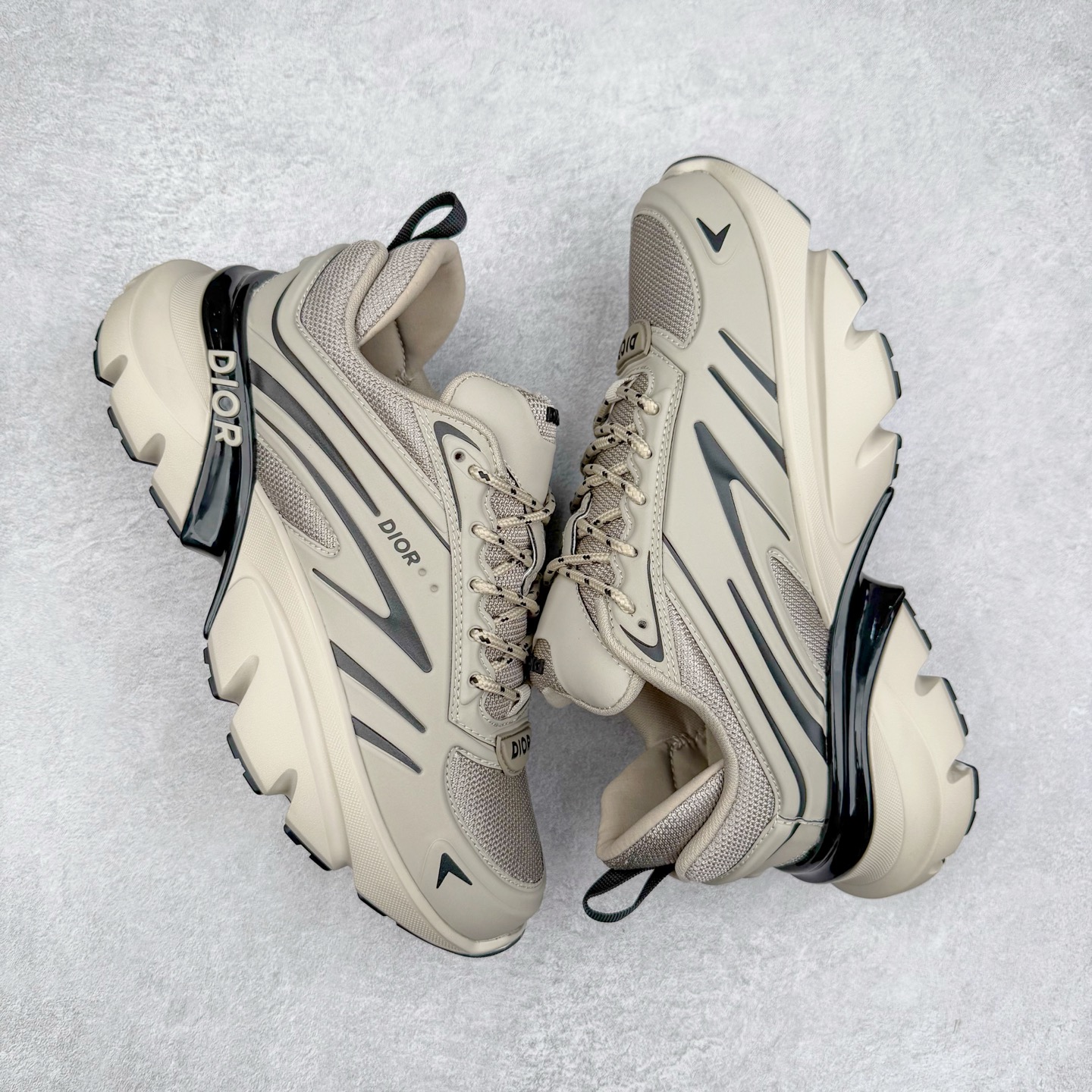图片[3]-＃GD广顶 DIOR B44 Blade 迪奥2024新款圆头系带跑步鞋 新款鞋款的特点是受到 21 世纪启发的大胆蓬松造型 B44 Blade 运动鞋采用渐变技术网布制成 配有同色技术面料面板 鞋底上配有对比鲜明的 Blade 嵌件 与跑步世界息息相关 这款运动鞋具有运动、复古未来主义的外观 配有超细纤维和帆布嵌件 并饰有标志性的“Dior”标志 点缀在鞋面、鞋跟和侧面 鞋型饰有 Dior 和Lewis Hamilton标志性饰物 悬挂在鞋眼上 而鞋面、鞋跟和侧面则饰有 Dior 标志 尺码：36 37 38 39 40 41 42 43 44 45-选品中心