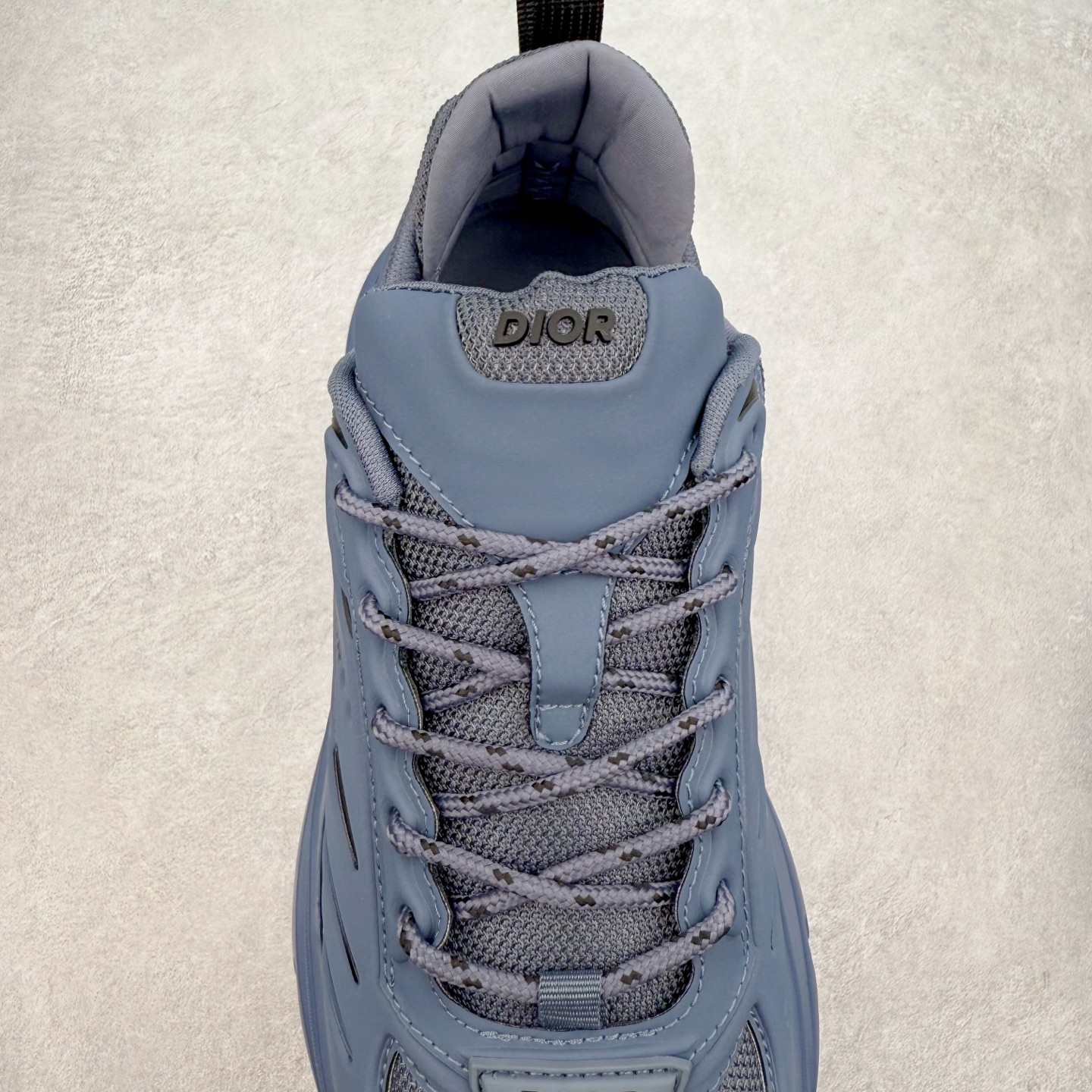 图片[5]-＃GD广顶 DIOR B44 Blade 迪奥2024新款圆头系带跑步鞋 新款鞋款的特点是受到 21 世纪启发的大胆蓬松造型 B44 Blade 运动鞋采用渐变技术网布制成 配有同色技术面料面板 鞋底上配有对比鲜明的 Blade 嵌件 与跑步世界息息相关 这款运动鞋具有运动、复古未来主义的外观 配有超细纤维和帆布嵌件 并饰有标志性的“Dior”标志 点缀在鞋面、鞋跟和侧面 鞋型饰有 Dior 和Lewis Hamilton标志性饰物 悬挂在鞋眼上 而鞋面、鞋跟和侧面则饰有 Dior 标志 尺码：36 37 38 39 40 41 42 43 44 45-选品中心