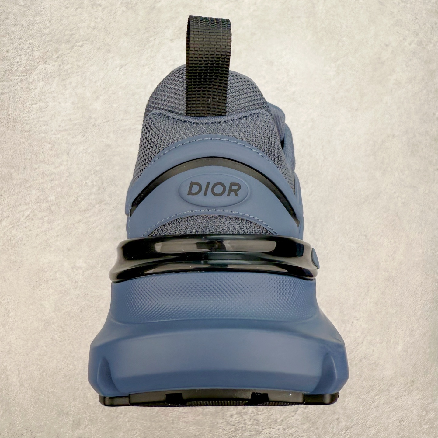 图片[8]-＃GD广顶 DIOR B44 Blade 迪奥2024新款圆头系带跑步鞋 新款鞋款的特点是受到 21 世纪启发的大胆蓬松造型 B44 Blade 运动鞋采用渐变技术网布制成 配有同色技术面料面板 鞋底上配有对比鲜明的 Blade 嵌件 与跑步世界息息相关 这款运动鞋具有运动、复古未来主义的外观 配有超细纤维和帆布嵌件 并饰有标志性的“Dior”标志 点缀在鞋面、鞋跟和侧面 鞋型饰有 Dior 和Lewis Hamilton标志性饰物 悬挂在鞋眼上 而鞋面、鞋跟和侧面则饰有 Dior 标志 尺码：36 37 38 39 40 41 42 43 44 45-选品中心