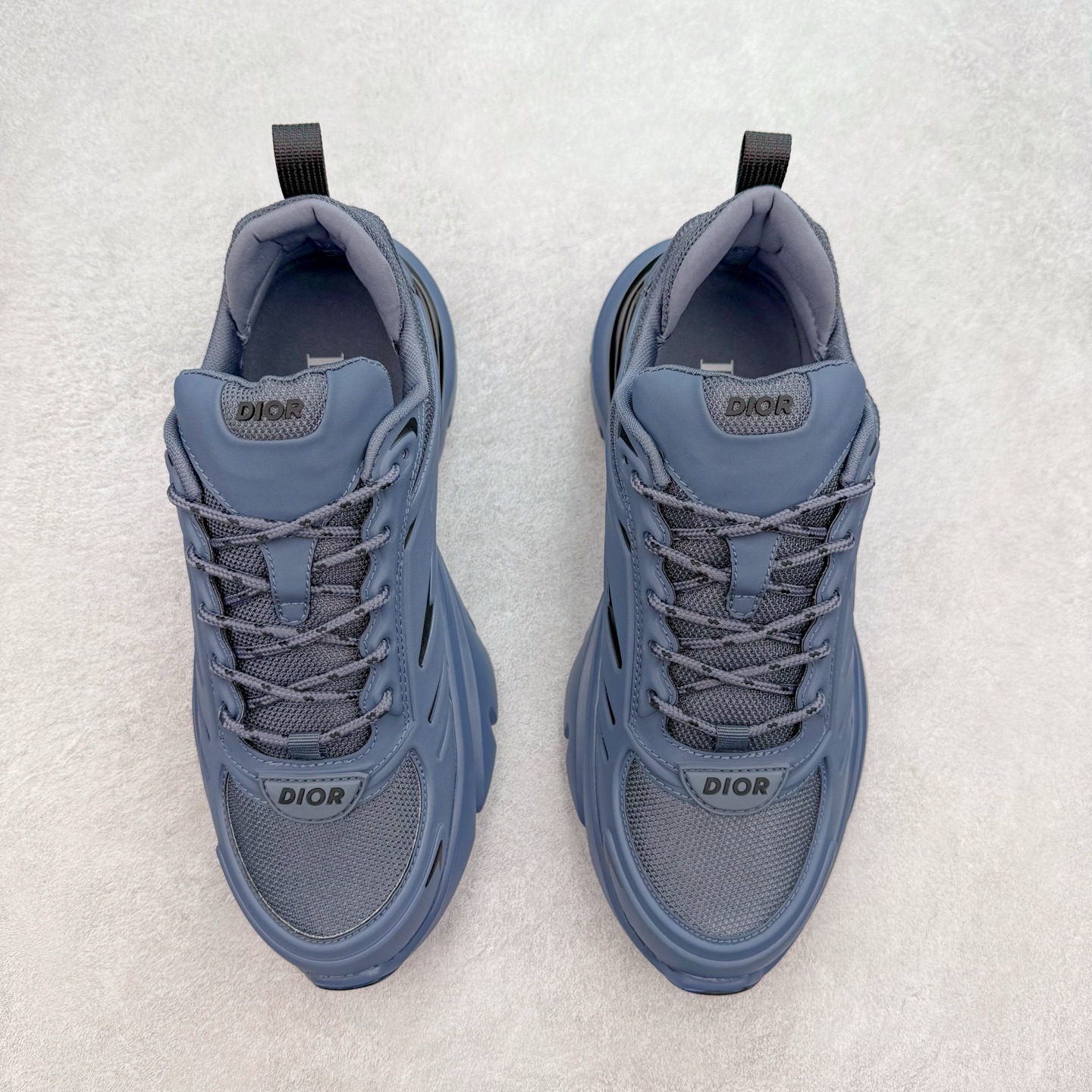 图片[2]-＃GD广顶 DIOR B44 Blade 迪奥2024新款圆头系带跑步鞋 新款鞋款的特点是受到 21 世纪启发的大胆蓬松造型 B44 Blade 运动鞋采用渐变技术网布制成 配有同色技术面料面板 鞋底上配有对比鲜明的 Blade 嵌件 与跑步世界息息相关 这款运动鞋具有运动、复古未来主义的外观 配有超细纤维和帆布嵌件 并饰有标志性的“Dior”标志 点缀在鞋面、鞋跟和侧面 鞋型饰有 Dior 和Lewis Hamilton标志性饰物 悬挂在鞋眼上 而鞋面、鞋跟和侧面则饰有 Dior 标志 尺码：36 37 38 39 40 41 42 43 44 45-选品中心