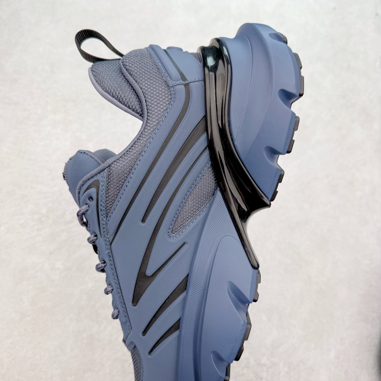 图片[7]-＃GD广顶 DIOR B44 Blade 迪奥2024新款圆头系带跑步鞋 新款鞋款的特点是受到 21 世纪启发的大胆蓬松造型 B44 Blade 运动鞋采用渐变技术网布制成 配有同色技术面料面板 鞋底上配有对比鲜明的 Blade 嵌件 与跑步世界息息相关 这款运动鞋具有运动、复古未来主义的外观 配有超细纤维和帆布嵌件 并饰有标志性的“Dior”标志 点缀在鞋面、鞋跟和侧面 鞋型饰有 Dior 和Lewis Hamilton标志性饰物 悬挂在鞋眼上 而鞋面、鞋跟和侧面则饰有 Dior 标志 尺码：36 37 38 39 40 41 42 43 44 45-选品中心