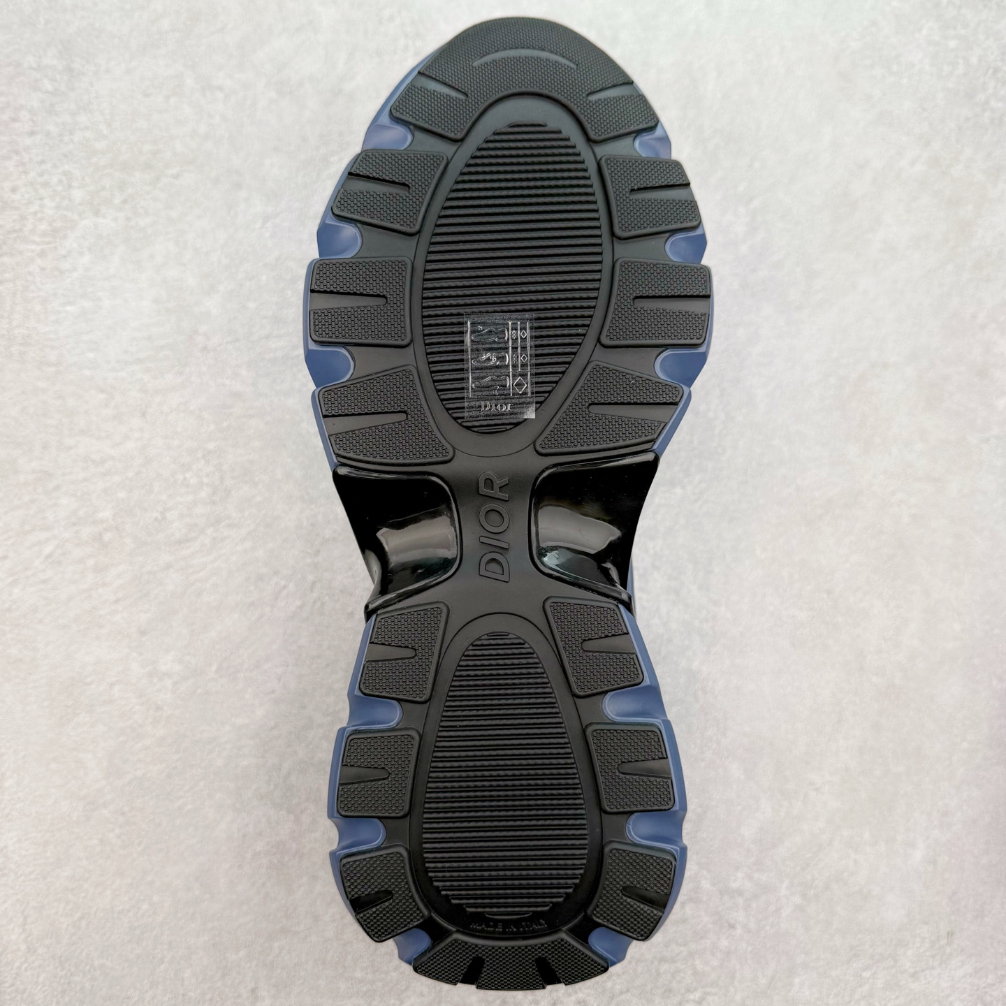 图片[9]-＃GD广顶 DIOR B44 Blade 迪奥2024新款圆头系带跑步鞋 新款鞋款的特点是受到 21 世纪启发的大胆蓬松造型 B44 Blade 运动鞋采用渐变技术网布制成 配有同色技术面料面板 鞋底上配有对比鲜明的 Blade 嵌件 与跑步世界息息相关 这款运动鞋具有运动、复古未来主义的外观 配有超细纤维和帆布嵌件 并饰有标志性的“Dior”标志 点缀在鞋面、鞋跟和侧面 鞋型饰有 Dior 和Lewis Hamilton标志性饰物 悬挂在鞋眼上 而鞋面、鞋跟和侧面则饰有 Dior 标志 尺码：36 37 38 39 40 41 42 43 44 45-选品中心
