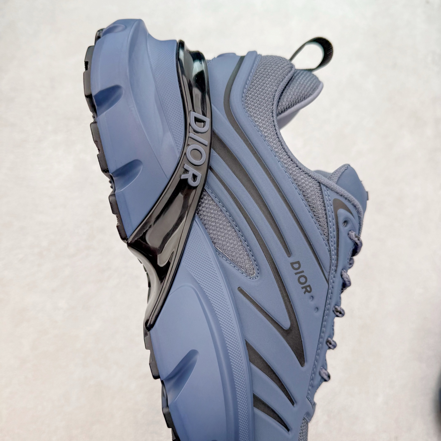 图片[6]-＃GD广顶 DIOR B44 Blade 迪奥2024新款圆头系带跑步鞋 新款鞋款的特点是受到 21 世纪启发的大胆蓬松造型 B44 Blade 运动鞋采用渐变技术网布制成 配有同色技术面料面板 鞋底上配有对比鲜明的 Blade 嵌件 与跑步世界息息相关 这款运动鞋具有运动、复古未来主义的外观 配有超细纤维和帆布嵌件 并饰有标志性的“Dior”标志 点缀在鞋面、鞋跟和侧面 鞋型饰有 Dior 和Lewis Hamilton标志性饰物 悬挂在鞋眼上 而鞋面、鞋跟和侧面则饰有 Dior 标志 尺码：36 37 38 39 40 41 42 43 44 45-选品中心