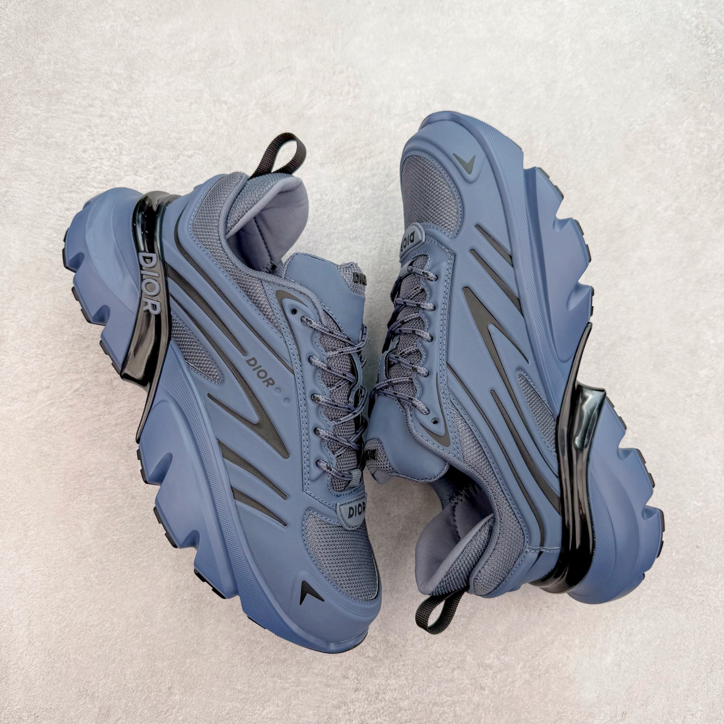 图片[3]-＃GD广顶 DIOR B44 Blade 迪奥2024新款圆头系带跑步鞋 新款鞋款的特点是受到 21 世纪启发的大胆蓬松造型 B44 Blade 运动鞋采用渐变技术网布制成 配有同色技术面料面板 鞋底上配有对比鲜明的 Blade 嵌件 与跑步世界息息相关 这款运动鞋具有运动、复古未来主义的外观 配有超细纤维和帆布嵌件 并饰有标志性的“Dior”标志 点缀在鞋面、鞋跟和侧面 鞋型饰有 Dior 和Lewis Hamilton标志性饰物 悬挂在鞋眼上 而鞋面、鞋跟和侧面则饰有 Dior 标志 尺码：36 37 38 39 40 41 42 43 44 45-选品中心