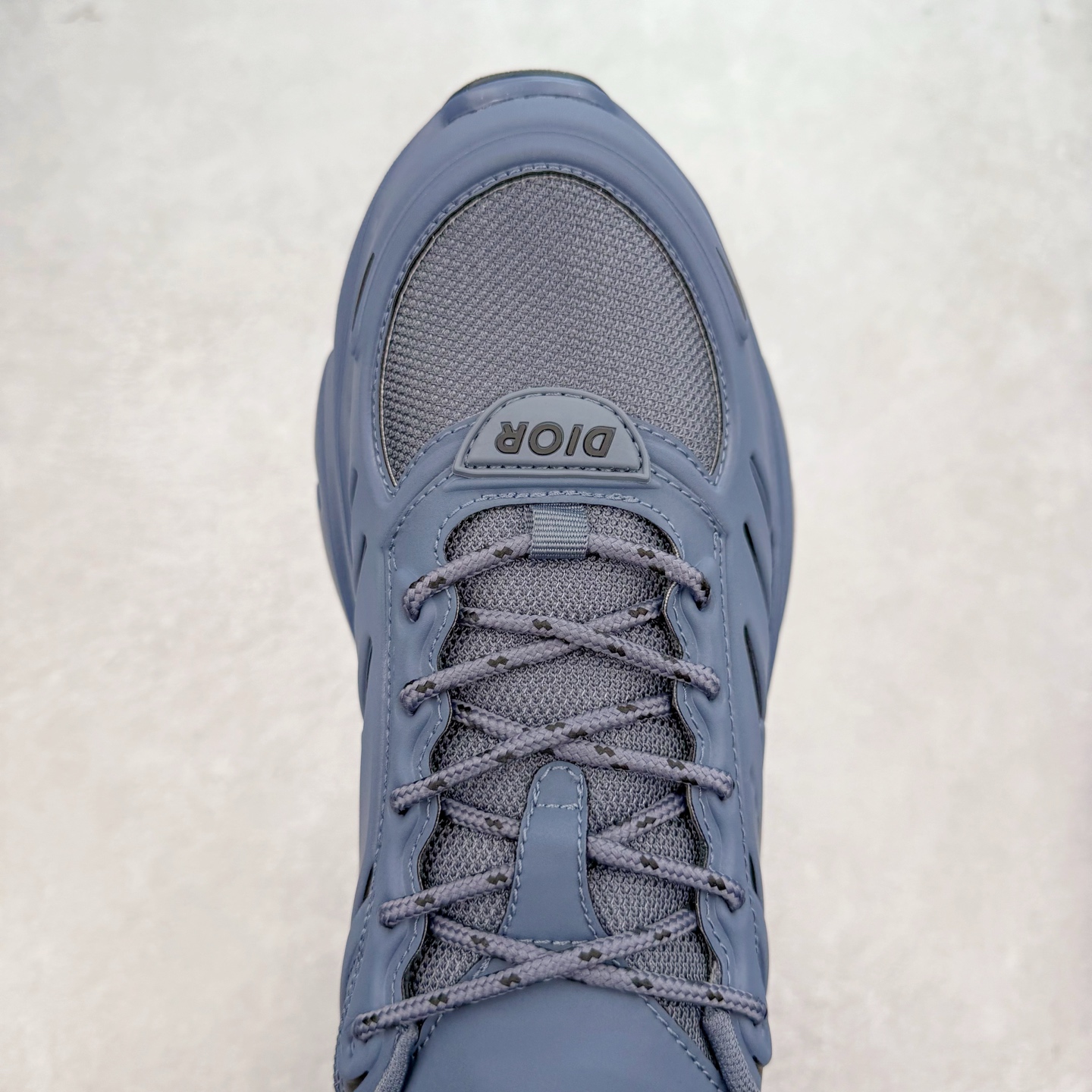 图片[4]-＃GD广顶 DIOR B44 Blade 迪奥2024新款圆头系带跑步鞋 新款鞋款的特点是受到 21 世纪启发的大胆蓬松造型 B44 Blade 运动鞋采用渐变技术网布制成 配有同色技术面料面板 鞋底上配有对比鲜明的 Blade 嵌件 与跑步世界息息相关 这款运动鞋具有运动、复古未来主义的外观 配有超细纤维和帆布嵌件 并饰有标志性的“Dior”标志 点缀在鞋面、鞋跟和侧面 鞋型饰有 Dior 和Lewis Hamilton标志性饰物 悬挂在鞋眼上 而鞋面、鞋跟和侧面则饰有 Dior 标志 尺码：36 37 38 39 40 41 42 43 44 45-选品中心