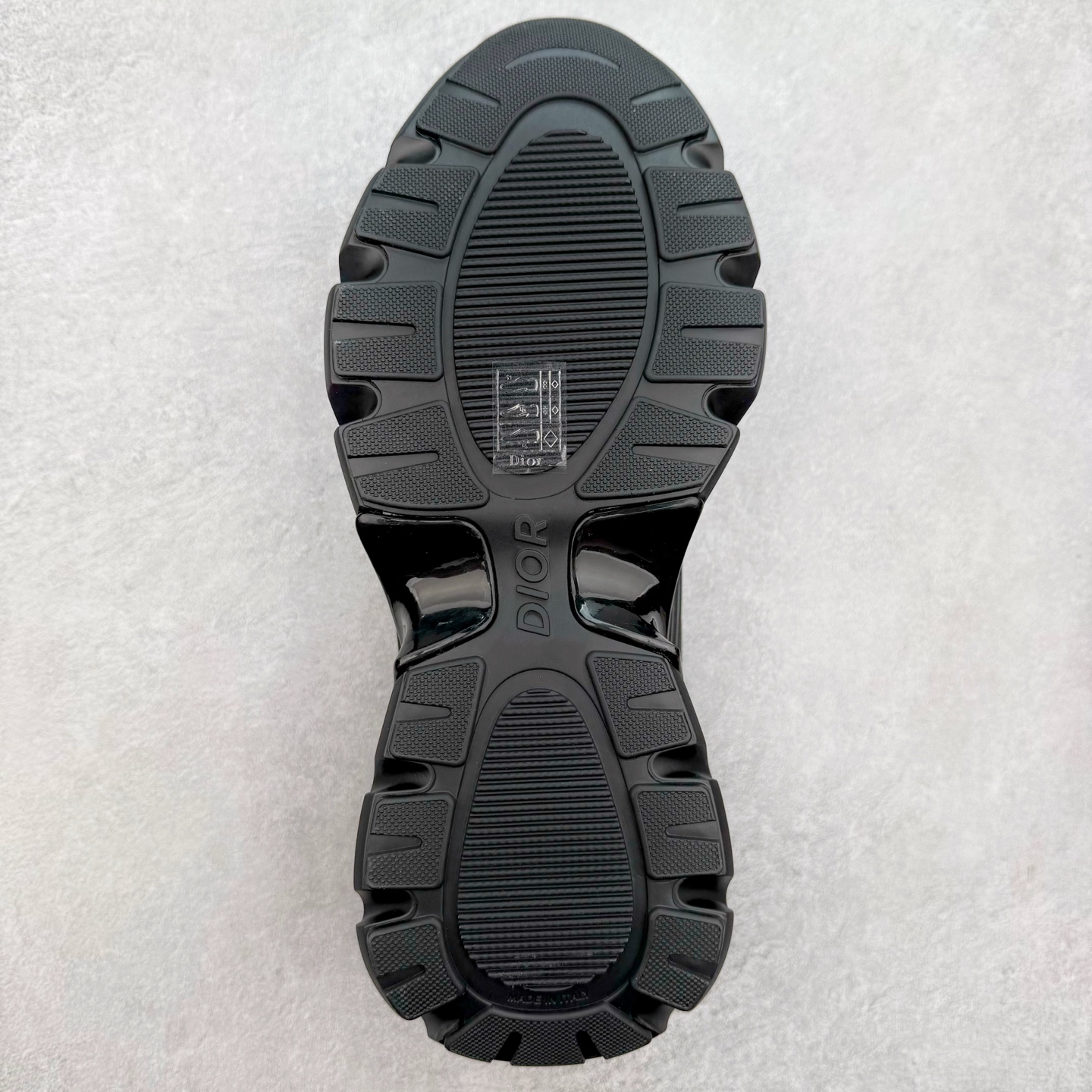 图片[9]-＃GD广顶 DIOR B44 Blade 迪奥2024新款圆头系带跑步鞋 新款鞋款的特点是受到 21 世纪启发的大胆蓬松造型 B44 Blade 运动鞋采用渐变技术网布制成 配有同色技术面料面板 鞋底上配有对比鲜明的 Blade 嵌件 与跑步世界息息相关 这款运动鞋具有运动、复古未来主义的外观 配有超细纤维和帆布嵌件 并饰有标志性的“Dior”标志 点缀在鞋面、鞋跟和侧面 鞋型饰有 Dior 和Lewis Hamilton标志性饰物 悬挂在鞋眼上 而鞋面、鞋跟和侧面则饰有 Dior 标志 尺码：36 37 38 39 40 41 42 43 44 45-选品中心