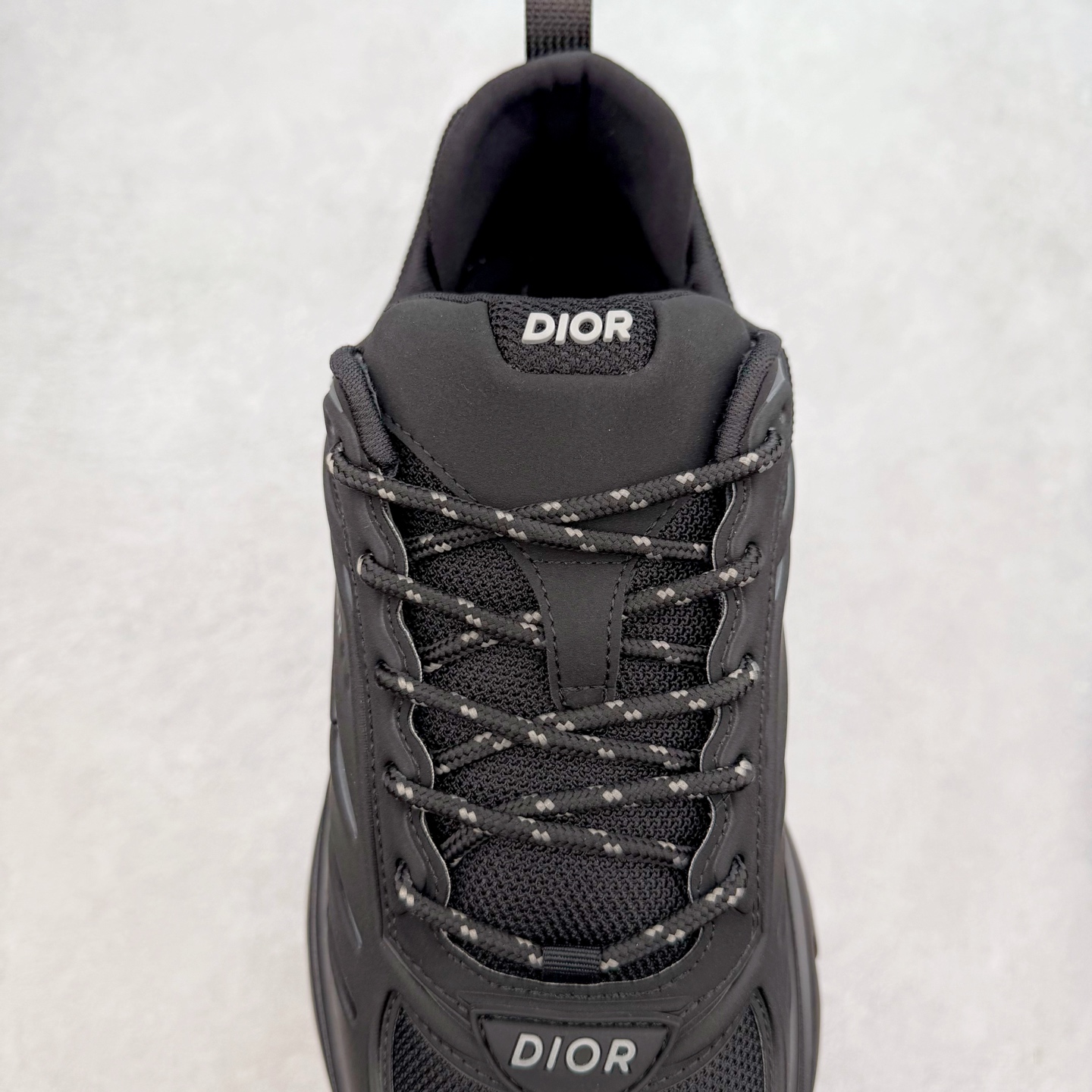 图片[5]-＃GD广顶 DIOR B44 Blade 迪奥2024新款圆头系带跑步鞋 新款鞋款的特点是受到 21 世纪启发的大胆蓬松造型 B44 Blade 运动鞋采用渐变技术网布制成 配有同色技术面料面板 鞋底上配有对比鲜明的 Blade 嵌件 与跑步世界息息相关 这款运动鞋具有运动、复古未来主义的外观 配有超细纤维和帆布嵌件 并饰有标志性的“Dior”标志 点缀在鞋面、鞋跟和侧面 鞋型饰有 Dior 和Lewis Hamilton标志性饰物 悬挂在鞋眼上 而鞋面、鞋跟和侧面则饰有 Dior 标志 尺码：36 37 38 39 40 41 42 43 44 45-选品中心