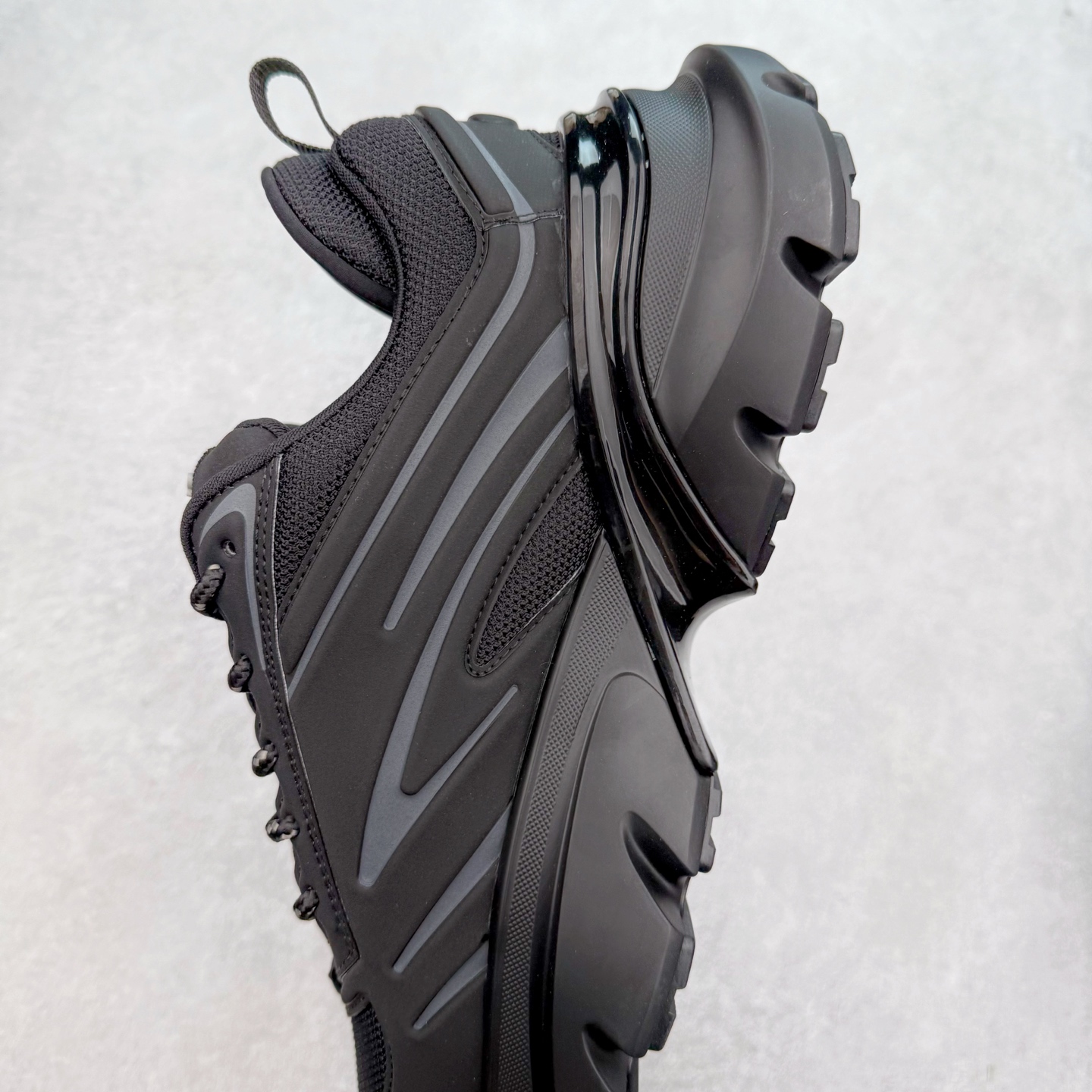 图片[7]-＃GD广顶 DIOR B44 Blade 迪奥2024新款圆头系带跑步鞋 新款鞋款的特点是受到 21 世纪启发的大胆蓬松造型 B44 Blade 运动鞋采用渐变技术网布制成 配有同色技术面料面板 鞋底上配有对比鲜明的 Blade 嵌件 与跑步世界息息相关 这款运动鞋具有运动、复古未来主义的外观 配有超细纤维和帆布嵌件 并饰有标志性的“Dior”标志 点缀在鞋面、鞋跟和侧面 鞋型饰有 Dior 和Lewis Hamilton标志性饰物 悬挂在鞋眼上 而鞋面、鞋跟和侧面则饰有 Dior 标志 尺码：36 37 38 39 40 41 42 43 44 45-选品中心