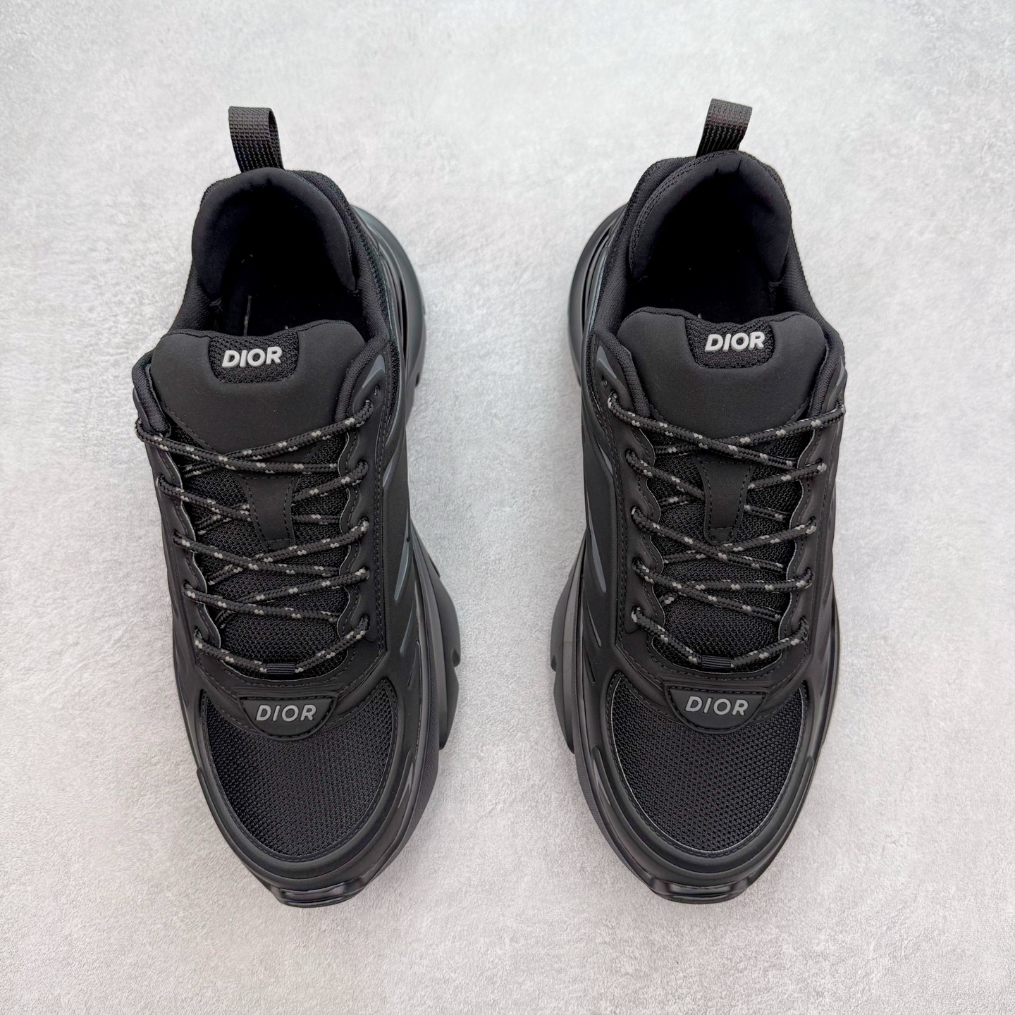 图片[2]-＃GD广顶 DIOR B44 Blade 迪奥2024新款圆头系带跑步鞋 新款鞋款的特点是受到 21 世纪启发的大胆蓬松造型 B44 Blade 运动鞋采用渐变技术网布制成 配有同色技术面料面板 鞋底上配有对比鲜明的 Blade 嵌件 与跑步世界息息相关 这款运动鞋具有运动、复古未来主义的外观 配有超细纤维和帆布嵌件 并饰有标志性的“Dior”标志 点缀在鞋面、鞋跟和侧面 鞋型饰有 Dior 和Lewis Hamilton标志性饰物 悬挂在鞋眼上 而鞋面、鞋跟和侧面则饰有 Dior 标志 尺码：36 37 38 39 40 41 42 43 44 45-选品中心