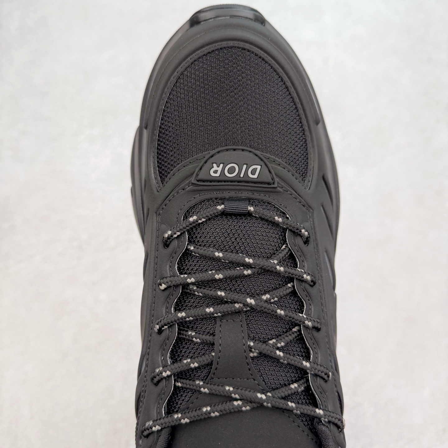 图片[4]-＃GD广顶 DIOR B44 Blade 迪奥2024新款圆头系带跑步鞋 新款鞋款的特点是受到 21 世纪启发的大胆蓬松造型 B44 Blade 运动鞋采用渐变技术网布制成 配有同色技术面料面板 鞋底上配有对比鲜明的 Blade 嵌件 与跑步世界息息相关 这款运动鞋具有运动、复古未来主义的外观 配有超细纤维和帆布嵌件 并饰有标志性的“Dior”标志 点缀在鞋面、鞋跟和侧面 鞋型饰有 Dior 和Lewis Hamilton标志性饰物 悬挂在鞋眼上 而鞋面、鞋跟和侧面则饰有 Dior 标志 尺码：36 37 38 39 40 41 42 43 44 45-选品中心