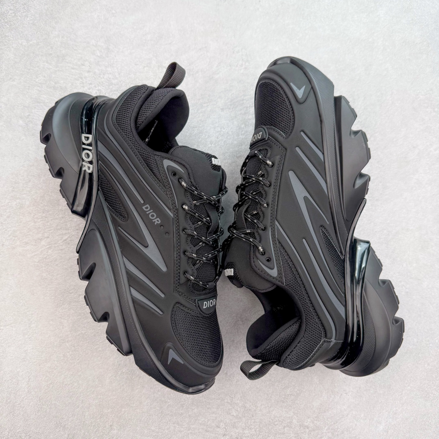 图片[3]-＃GD广顶 DIOR B44 Blade 迪奥2024新款圆头系带跑步鞋 新款鞋款的特点是受到 21 世纪启发的大胆蓬松造型 B44 Blade 运动鞋采用渐变技术网布制成 配有同色技术面料面板 鞋底上配有对比鲜明的 Blade 嵌件 与跑步世界息息相关 这款运动鞋具有运动、复古未来主义的外观 配有超细纤维和帆布嵌件 并饰有标志性的“Dior”标志 点缀在鞋面、鞋跟和侧面 鞋型饰有 Dior 和Lewis Hamilton标志性饰物 悬挂在鞋眼上 而鞋面、鞋跟和侧面则饰有 Dior 标志 尺码：36 37 38 39 40 41 42 43 44 45-选品中心