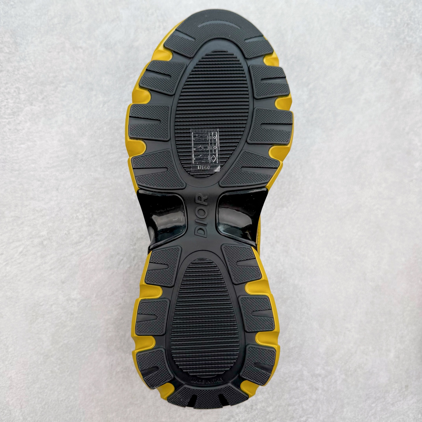 图片[9]-＃GD广顶 DIOR B44 Blade 迪奥2024新款圆头系带跑步鞋 新款鞋款的特点是受到 21 世纪启发的大胆蓬松造型 B44 Blade 运动鞋采用渐变技术网布制成 配有同色技术面料面板 鞋底上配有对比鲜明的 Blade 嵌件 与跑步世界息息相关 这款运动鞋具有运动、复古未来主义的外观 配有超细纤维和帆布嵌件 并饰有标志性的“Dior”标志 点缀在鞋面、鞋跟和侧面 鞋型饰有 Dior 和Lewis Hamilton标志性饰物 悬挂在鞋眼上 而鞋面、鞋跟和侧面则饰有 Dior 标志 尺码：36 37 38 39 40 41 42 43 44 45-选品中心