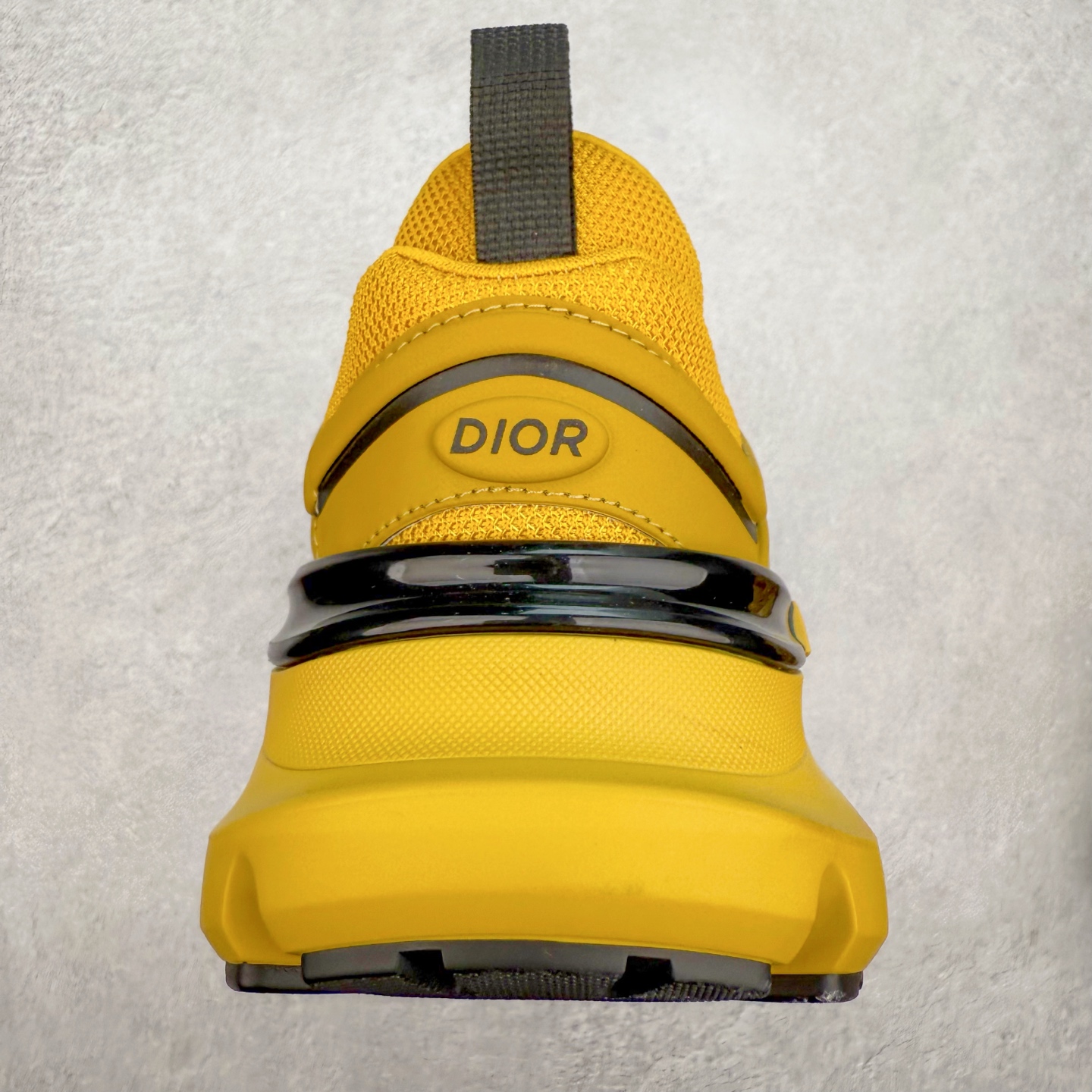 图片[8]-＃GD广顶 DIOR B44 Blade 迪奥2024新款圆头系带跑步鞋 新款鞋款的特点是受到 21 世纪启发的大胆蓬松造型 B44 Blade 运动鞋采用渐变技术网布制成 配有同色技术面料面板 鞋底上配有对比鲜明的 Blade 嵌件 与跑步世界息息相关 这款运动鞋具有运动、复古未来主义的外观 配有超细纤维和帆布嵌件 并饰有标志性的“Dior”标志 点缀在鞋面、鞋跟和侧面 鞋型饰有 Dior 和Lewis Hamilton标志性饰物 悬挂在鞋眼上 而鞋面、鞋跟和侧面则饰有 Dior 标志 尺码：36 37 38 39 40 41 42 43 44 45-选品中心