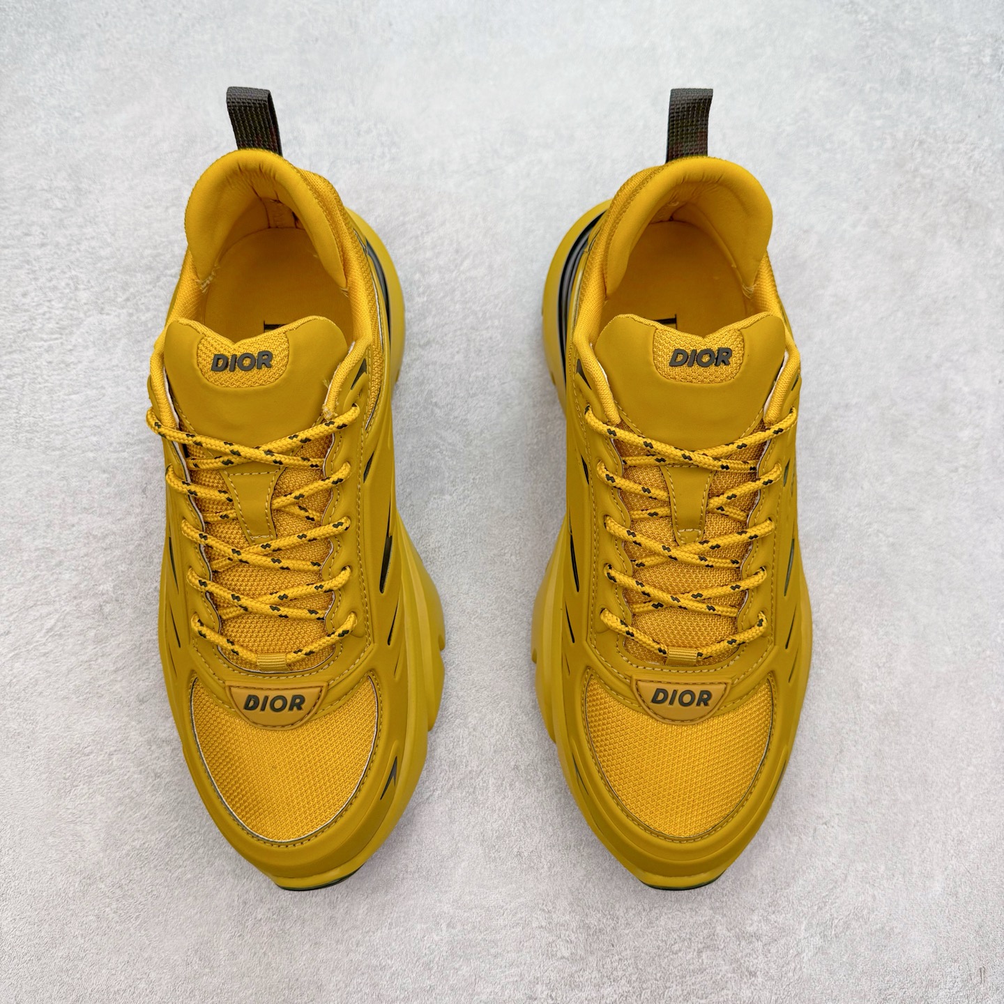 图片[2]-＃GD广顶 DIOR B44 Blade 迪奥2024新款圆头系带跑步鞋 新款鞋款的特点是受到 21 世纪启发的大胆蓬松造型 B44 Blade 运动鞋采用渐变技术网布制成 配有同色技术面料面板 鞋底上配有对比鲜明的 Blade 嵌件 与跑步世界息息相关 这款运动鞋具有运动、复古未来主义的外观 配有超细纤维和帆布嵌件 并饰有标志性的“Dior”标志 点缀在鞋面、鞋跟和侧面 鞋型饰有 Dior 和Lewis Hamilton标志性饰物 悬挂在鞋眼上 而鞋面、鞋跟和侧面则饰有 Dior 标志 尺码：36 37 38 39 40 41 42 43 44 45-选品中心