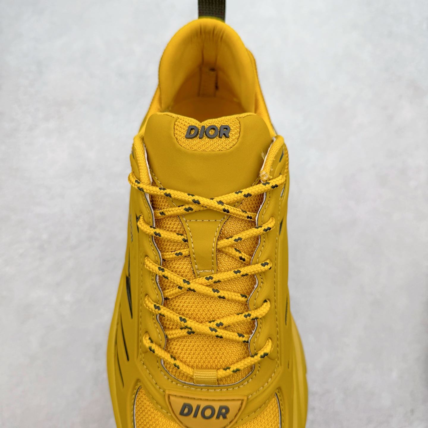 图片[5]-＃GD广顶 DIOR B44 Blade 迪奥2024新款圆头系带跑步鞋 新款鞋款的特点是受到 21 世纪启发的大胆蓬松造型 B44 Blade 运动鞋采用渐变技术网布制成 配有同色技术面料面板 鞋底上配有对比鲜明的 Blade 嵌件 与跑步世界息息相关 这款运动鞋具有运动、复古未来主义的外观 配有超细纤维和帆布嵌件 并饰有标志性的“Dior”标志 点缀在鞋面、鞋跟和侧面 鞋型饰有 Dior 和Lewis Hamilton标志性饰物 悬挂在鞋眼上 而鞋面、鞋跟和侧面则饰有 Dior 标志 尺码：36 37 38 39 40 41 42 43 44 45-选品中心