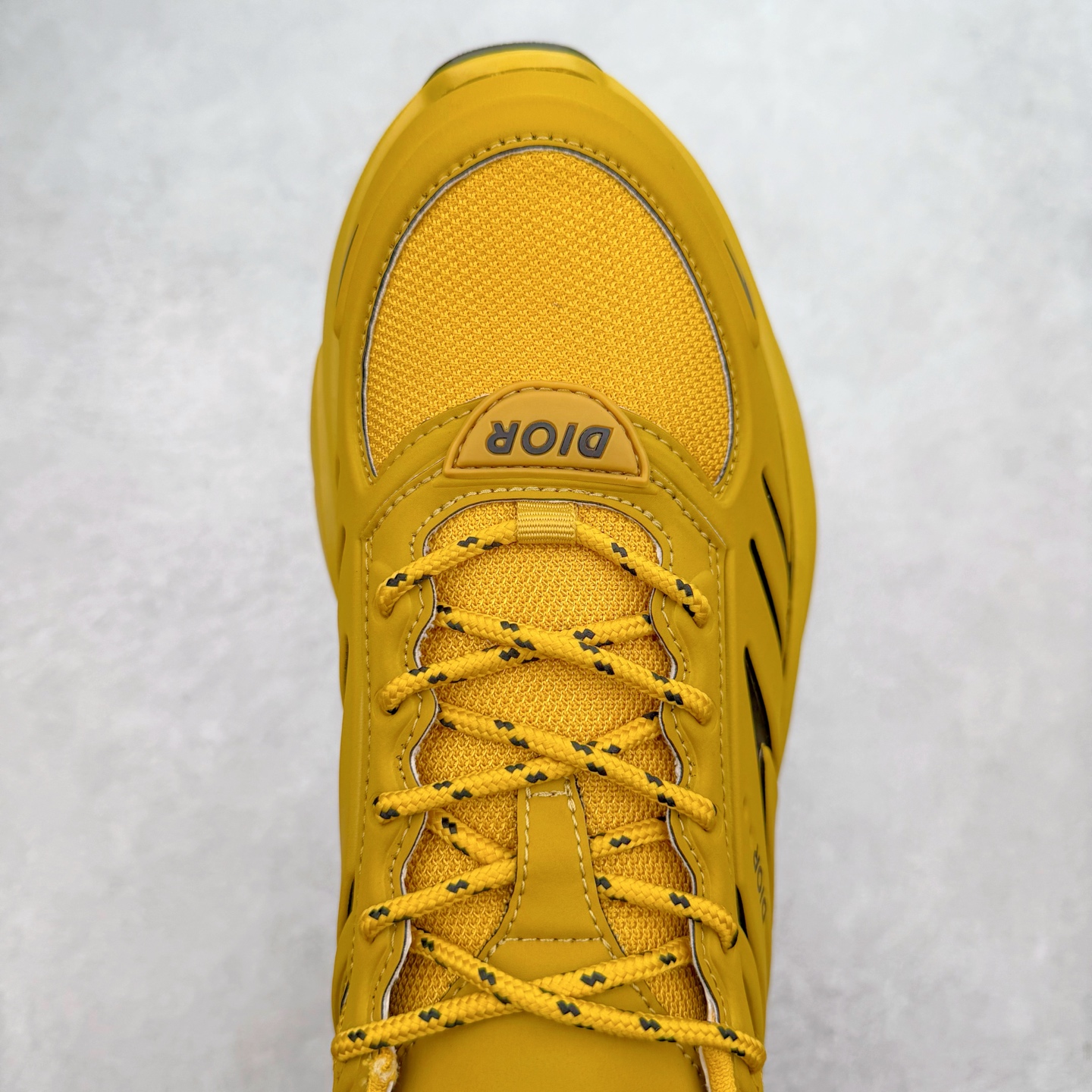 图片[4]-＃GD广顶 DIOR B44 Blade 迪奥2024新款圆头系带跑步鞋 新款鞋款的特点是受到 21 世纪启发的大胆蓬松造型 B44 Blade 运动鞋采用渐变技术网布制成 配有同色技术面料面板 鞋底上配有对比鲜明的 Blade 嵌件 与跑步世界息息相关 这款运动鞋具有运动、复古未来主义的外观 配有超细纤维和帆布嵌件 并饰有标志性的“Dior”标志 点缀在鞋面、鞋跟和侧面 鞋型饰有 Dior 和Lewis Hamilton标志性饰物 悬挂在鞋眼上 而鞋面、鞋跟和侧面则饰有 Dior 标志 尺码：36 37 38 39 40 41 42 43 44 45-选品中心