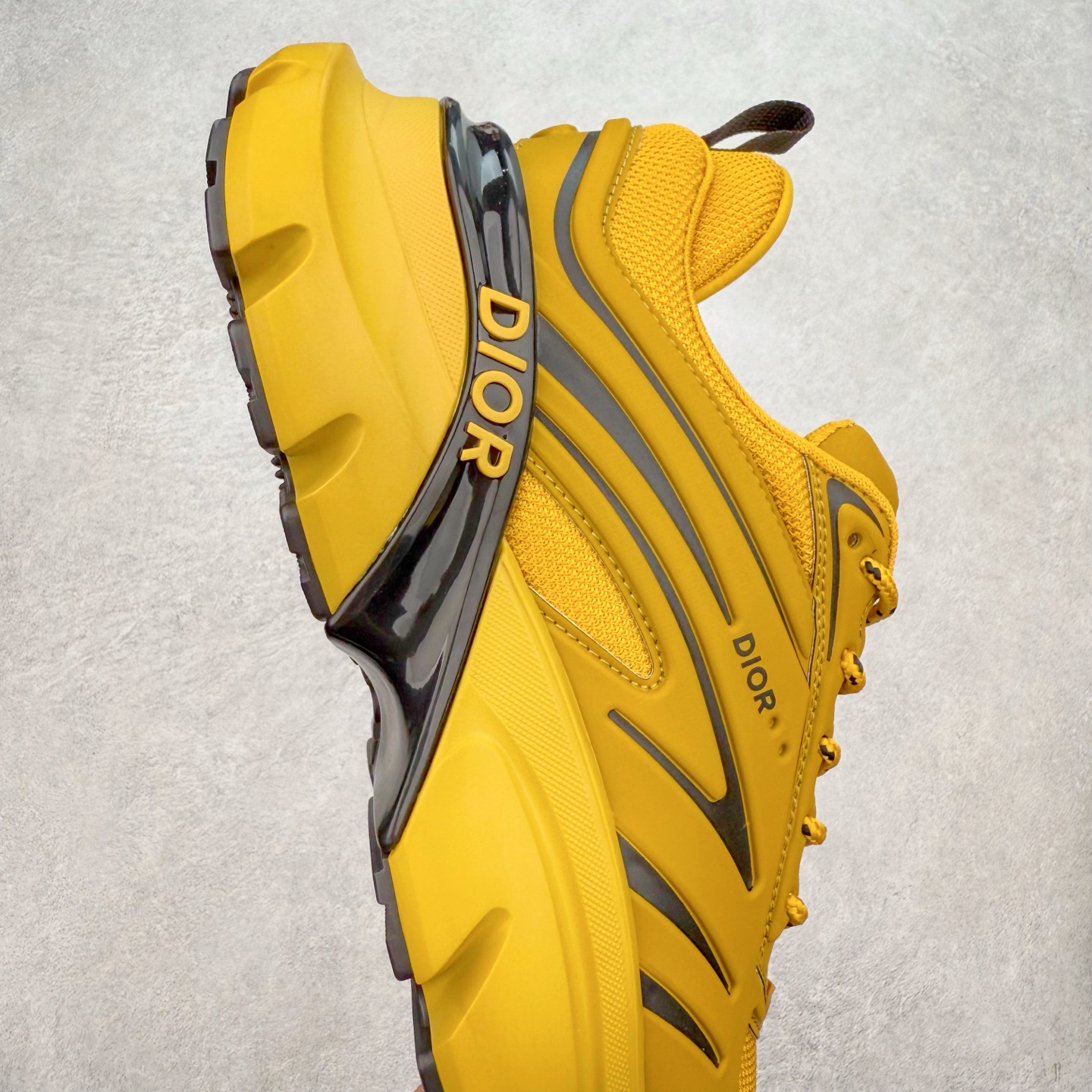 图片[6]-＃GD广顶 DIOR B44 Blade 迪奥2024新款圆头系带跑步鞋 新款鞋款的特点是受到 21 世纪启发的大胆蓬松造型 B44 Blade 运动鞋采用渐变技术网布制成 配有同色技术面料面板 鞋底上配有对比鲜明的 Blade 嵌件 与跑步世界息息相关 这款运动鞋具有运动、复古未来主义的外观 配有超细纤维和帆布嵌件 并饰有标志性的“Dior”标志 点缀在鞋面、鞋跟和侧面 鞋型饰有 Dior 和Lewis Hamilton标志性饰物 悬挂在鞋眼上 而鞋面、鞋跟和侧面则饰有 Dior 标志 尺码：36 37 38 39 40 41 42 43 44 45-选品中心