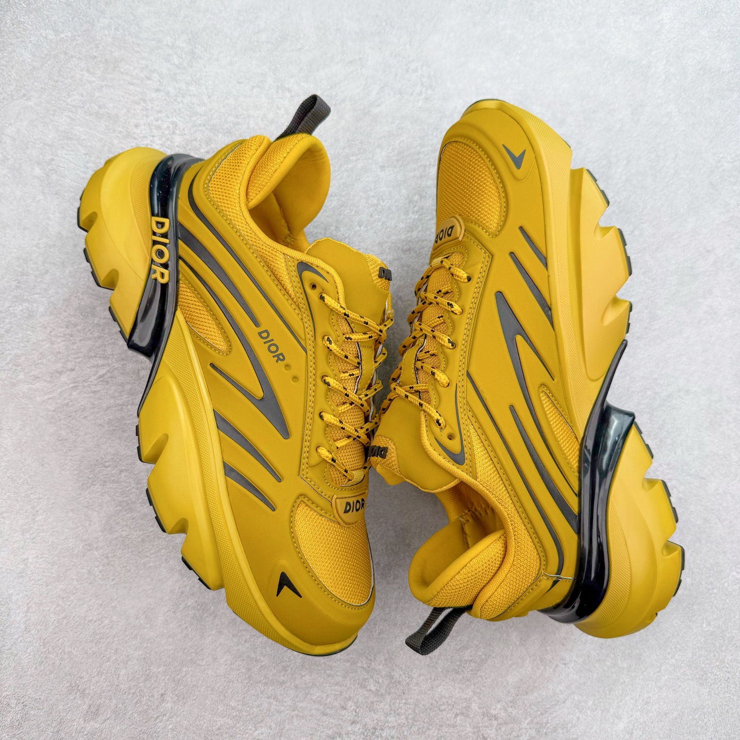 图片[3]-＃GD广顶 DIOR B44 Blade 迪奥2024新款圆头系带跑步鞋 新款鞋款的特点是受到 21 世纪启发的大胆蓬松造型 B44 Blade 运动鞋采用渐变技术网布制成 配有同色技术面料面板 鞋底上配有对比鲜明的 Blade 嵌件 与跑步世界息息相关 这款运动鞋具有运动、复古未来主义的外观 配有超细纤维和帆布嵌件 并饰有标志性的“Dior”标志 点缀在鞋面、鞋跟和侧面 鞋型饰有 Dior 和Lewis Hamilton标志性饰物 悬挂在鞋眼上 而鞋面、鞋跟和侧面则饰有 Dior 标志 尺码：36 37 38 39 40 41 42 43 44 45-选品中心
