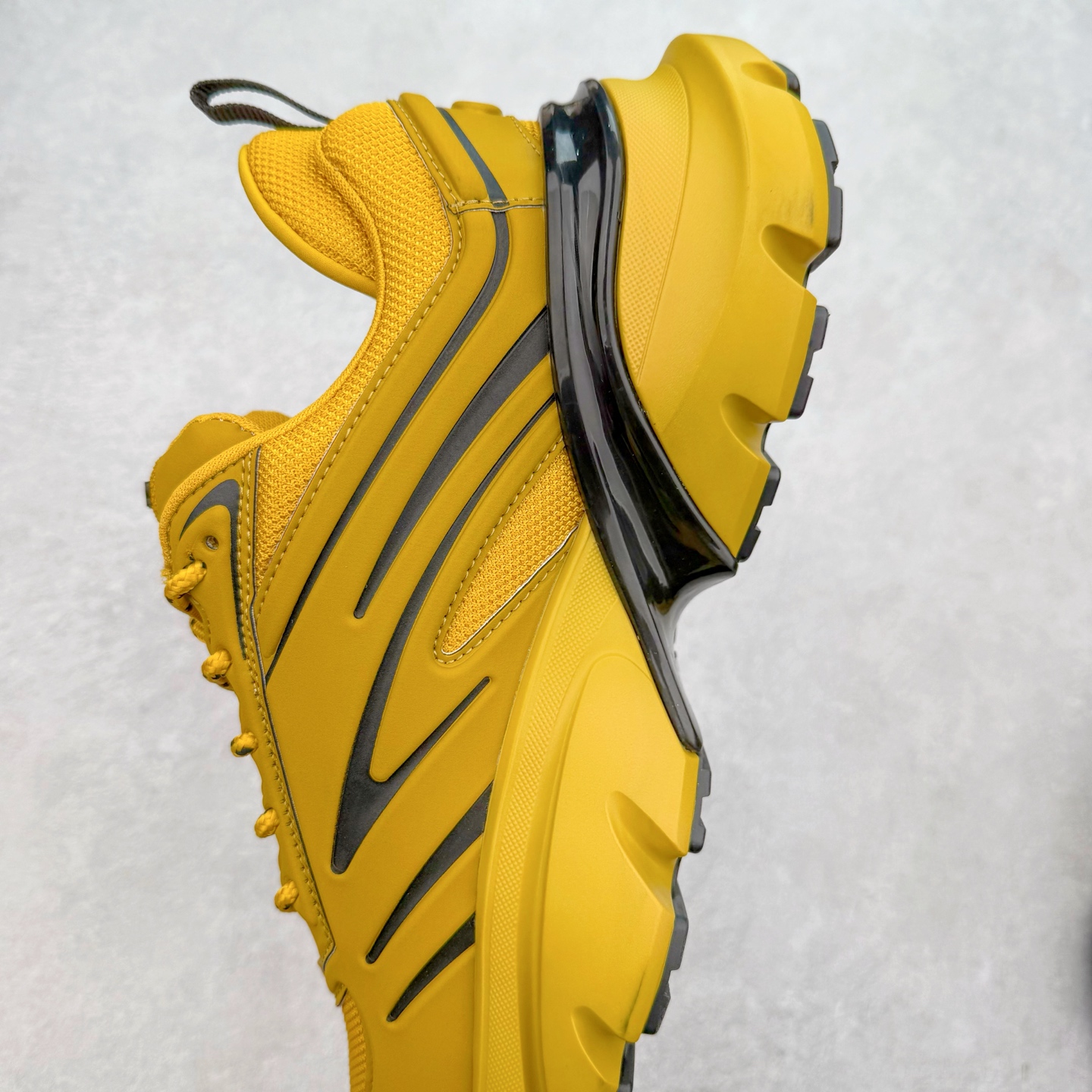 图片[7]-＃GD广顶 DIOR B44 Blade 迪奥2024新款圆头系带跑步鞋 新款鞋款的特点是受到 21 世纪启发的大胆蓬松造型 B44 Blade 运动鞋采用渐变技术网布制成 配有同色技术面料面板 鞋底上配有对比鲜明的 Blade 嵌件 与跑步世界息息相关 这款运动鞋具有运动、复古未来主义的外观 配有超细纤维和帆布嵌件 并饰有标志性的“Dior”标志 点缀在鞋面、鞋跟和侧面 鞋型饰有 Dior 和Lewis Hamilton标志性饰物 悬挂在鞋眼上 而鞋面、鞋跟和侧面则饰有 Dior 标志 尺码：36 37 38 39 40 41 42 43 44 45-选品中心