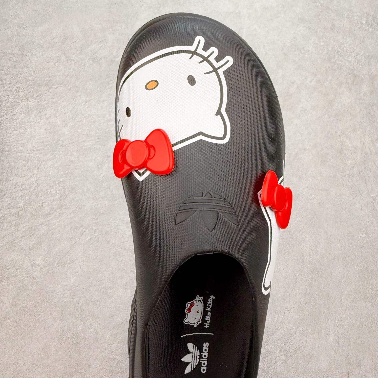 图片[4]-＃DC私人订单 AD Originals AdiFOM Stan Smith Mule 防滑耐磨轻便运动凉鞋穆勒厨师鞋 重金购入原鞋及原档案磨具生产指令开发 鞋头部位凹凸有致 横向大面积波浪纹理 后跟Logo 凹凸明显 轮廓分明 描漆定位精准 公整无偏差不溢出 LOGO内侧钢印清晰工整 原厂磨具全鞋无多余毛边 同源公司EVA粒子环保塑料 原厂指令配方 无任何异味 弹性卡色均保持原鞋一致 匠心打造 鞋口弧度大小 鞋面色泽质感同步原鞋 LOGO内侧钢印清晰工整 中底部分带原厂钢印编号 原厂Ortholite欧斯莱鞋垫 区别掉渣海玻璃鞋垫 吸汗防臭的效果无法相提并论 原厂定制原标 同比ZP 符合人体设计 轻松脚感 一穿即走 这款拖鞋旨在致敬经典的Stan Smith 简约鞋面和后跟细节灵感源于原版 并通过厚实的比例和超光滑的触感 带来现代风格的革新 采用含有甘蔗制成的泡沫材料 心系环保 摆脱绑带或鞋带束缚 易于穿脱 保持舒适 采用天然可再生材料 旨在帮助减少塑料污染 偏小一码 尺码：36 37 38 39 40 41 42 43 44-选品中心