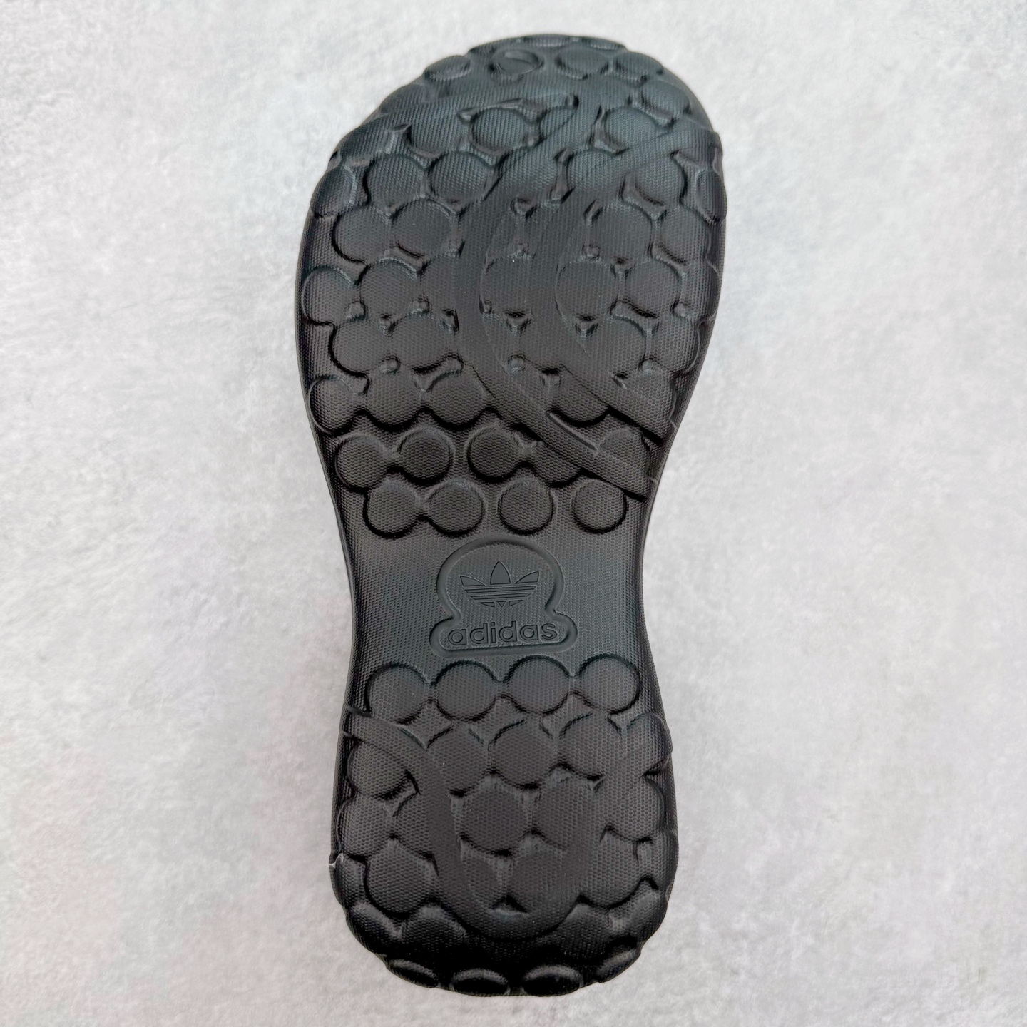 图片[9]-＃DC私人订单 AD Originals AdiFOM Stan Smith Mule 防滑耐磨轻便运动凉鞋穆勒厨师鞋 重金购入原鞋及原档案磨具生产指令开发 鞋头部位凹凸有致 横向大面积波浪纹理 后跟Logo 凹凸明显 轮廓分明 描漆定位精准 公整无偏差不溢出 LOGO内侧钢印清晰工整 原厂磨具全鞋无多余毛边 同源公司EVA粒子环保塑料 原厂指令配方 无任何异味 弹性卡色均保持原鞋一致 匠心打造 鞋口弧度大小 鞋面色泽质感同步原鞋 LOGO内侧钢印清晰工整 中底部分带原厂钢印编号 原厂Ortholite欧斯莱鞋垫 区别掉渣海玻璃鞋垫 吸汗防臭的效果无法相提并论 原厂定制原标 同比ZP 符合人体设计 轻松脚感 一穿即走 这款拖鞋旨在致敬经典的Stan Smith 简约鞋面和后跟细节灵感源于原版 并通过厚实的比例和超光滑的触感 带来现代风格的革新 采用含有甘蔗制成的泡沫材料 心系环保 摆脱绑带或鞋带束缚 易于穿脱 保持舒适 采用天然可再生材料 旨在帮助减少塑料污染 偏小一码 尺码：36 37 38 39 40 41 42 43 44-选品中心