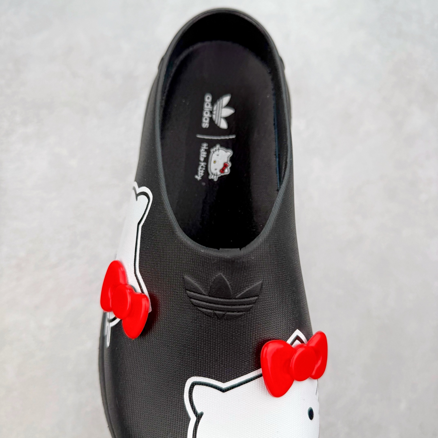 图片[5]-＃DC私人订单 AD Originals AdiFOM Stan Smith Mule 防滑耐磨轻便运动凉鞋穆勒厨师鞋 重金购入原鞋及原档案磨具生产指令开发 鞋头部位凹凸有致 横向大面积波浪纹理 后跟Logo 凹凸明显 轮廓分明 描漆定位精准 公整无偏差不溢出 LOGO内侧钢印清晰工整 原厂磨具全鞋无多余毛边 同源公司EVA粒子环保塑料 原厂指令配方 无任何异味 弹性卡色均保持原鞋一致 匠心打造 鞋口弧度大小 鞋面色泽质感同步原鞋 LOGO内侧钢印清晰工整 中底部分带原厂钢印编号 原厂Ortholite欧斯莱鞋垫 区别掉渣海玻璃鞋垫 吸汗防臭的效果无法相提并论 原厂定制原标 同比ZP 符合人体设计 轻松脚感 一穿即走 这款拖鞋旨在致敬经典的Stan Smith 简约鞋面和后跟细节灵感源于原版 并通过厚实的比例和超光滑的触感 带来现代风格的革新 采用含有甘蔗制成的泡沫材料 心系环保 摆脱绑带或鞋带束缚 易于穿脱 保持舒适 采用天然可再生材料 旨在帮助减少塑料污染 偏小一码 尺码：36 37 38 39 40 41 42 43 44-选品中心