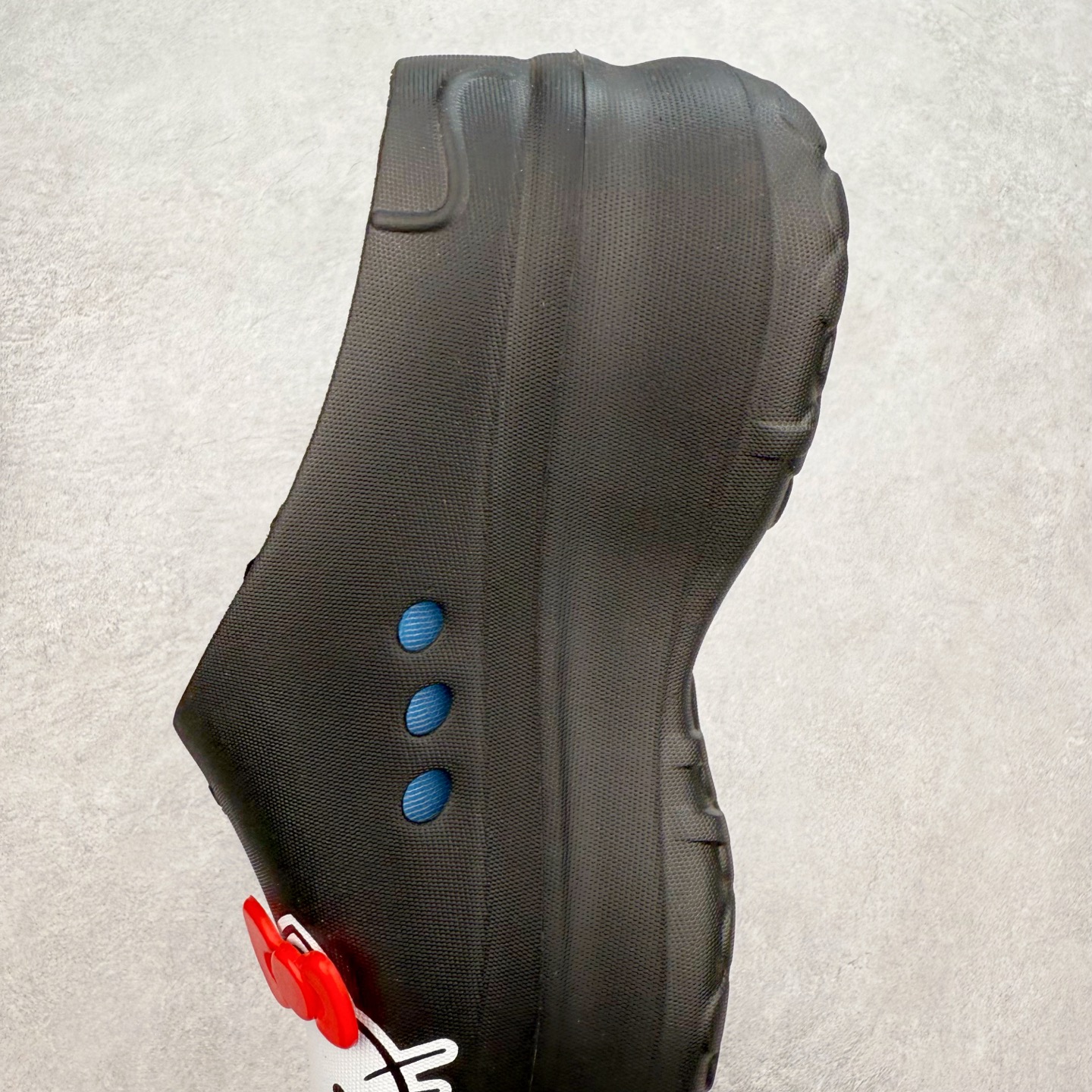 图片[7]-＃DC私人订单 AD Originals AdiFOM Stan Smith Mule 防滑耐磨轻便运动凉鞋穆勒厨师鞋 重金购入原鞋及原档案磨具生产指令开发 鞋头部位凹凸有致 横向大面积波浪纹理 后跟Logo 凹凸明显 轮廓分明 描漆定位精准 公整无偏差不溢出 LOGO内侧钢印清晰工整 原厂磨具全鞋无多余毛边 同源公司EVA粒子环保塑料 原厂指令配方 无任何异味 弹性卡色均保持原鞋一致 匠心打造 鞋口弧度大小 鞋面色泽质感同步原鞋 LOGO内侧钢印清晰工整 中底部分带原厂钢印编号 原厂Ortholite欧斯莱鞋垫 区别掉渣海玻璃鞋垫 吸汗防臭的效果无法相提并论 原厂定制原标 同比ZP 符合人体设计 轻松脚感 一穿即走 这款拖鞋旨在致敬经典的Stan Smith 简约鞋面和后跟细节灵感源于原版 并通过厚实的比例和超光滑的触感 带来现代风格的革新 采用含有甘蔗制成的泡沫材料 心系环保 摆脱绑带或鞋带束缚 易于穿脱 保持舒适 采用天然可再生材料 旨在帮助减少塑料污染 偏小一码 尺码：36 37 38 39 40 41 42 43 44-选品中心