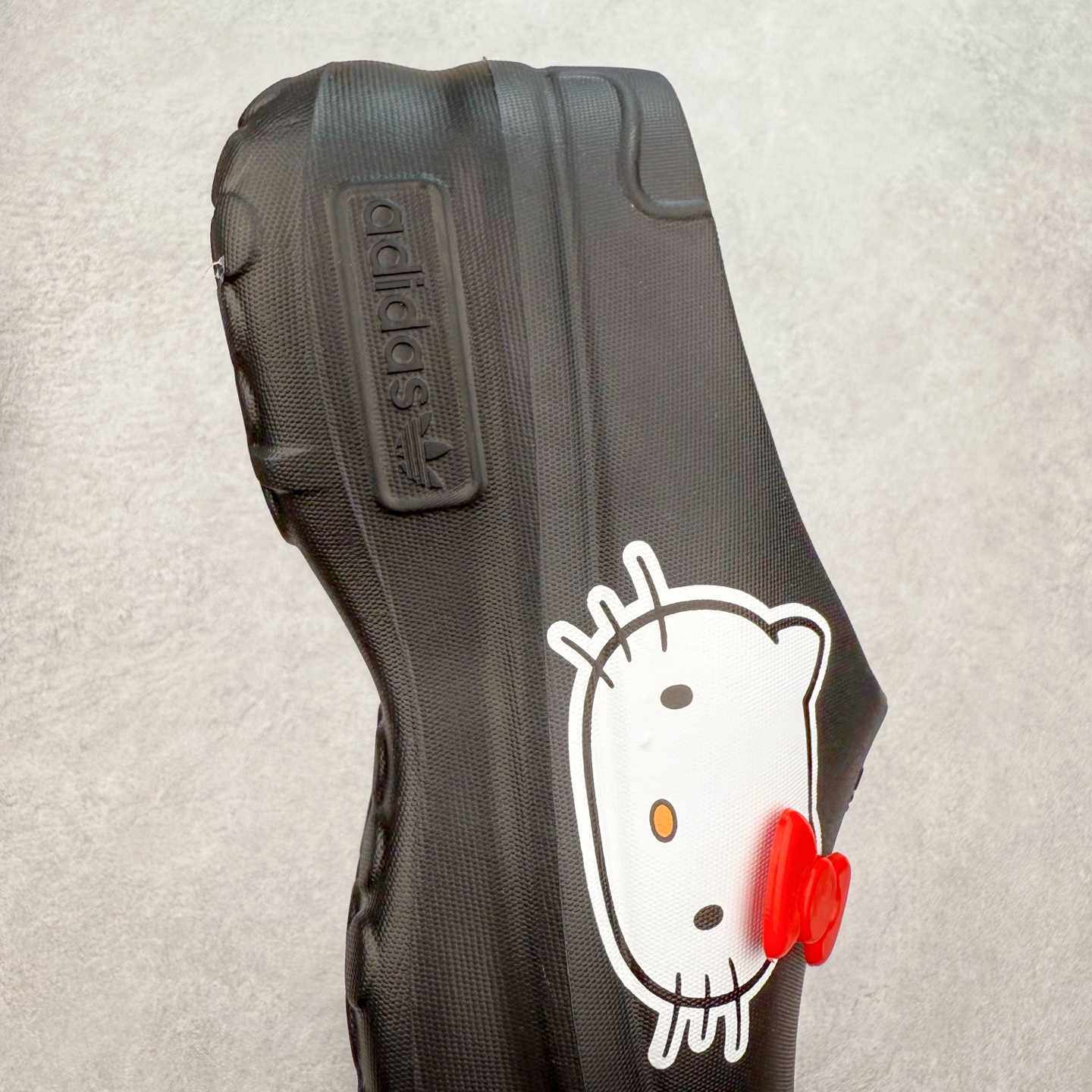 图片[6]-＃DC私人订单 AD Originals AdiFOM Stan Smith Mule 防滑耐磨轻便运动凉鞋穆勒厨师鞋 重金购入原鞋及原档案磨具生产指令开发 鞋头部位凹凸有致 横向大面积波浪纹理 后跟Logo 凹凸明显 轮廓分明 描漆定位精准 公整无偏差不溢出 LOGO内侧钢印清晰工整 原厂磨具全鞋无多余毛边 同源公司EVA粒子环保塑料 原厂指令配方 无任何异味 弹性卡色均保持原鞋一致 匠心打造 鞋口弧度大小 鞋面色泽质感同步原鞋 LOGO内侧钢印清晰工整 中底部分带原厂钢印编号 原厂Ortholite欧斯莱鞋垫 区别掉渣海玻璃鞋垫 吸汗防臭的效果无法相提并论 原厂定制原标 同比ZP 符合人体设计 轻松脚感 一穿即走 这款拖鞋旨在致敬经典的Stan Smith 简约鞋面和后跟细节灵感源于原版 并通过厚实的比例和超光滑的触感 带来现代风格的革新 采用含有甘蔗制成的泡沫材料 心系环保 摆脱绑带或鞋带束缚 易于穿脱 保持舒适 采用天然可再生材料 旨在帮助减少塑料污染 偏小一码 尺码：36 37 38 39 40 41 42 43 44-选品中心