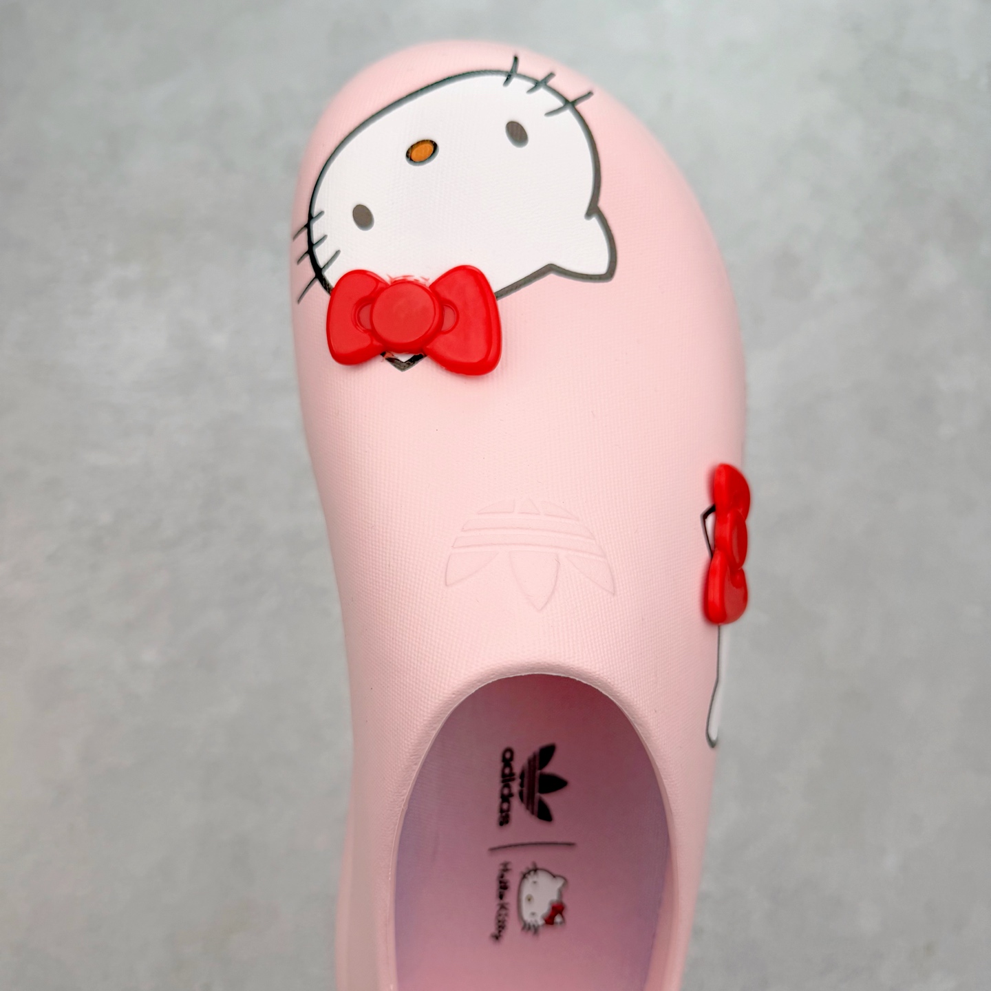 图片[4]-＃DC私人订单 AD Originals AdiFOM Stan Smith Mule 防滑耐磨轻便运动凉鞋穆勒厨师鞋 重金购入原鞋及原档案磨具生产指令开发 鞋头部位凹凸有致 横向大面积波浪纹理 后跟Logo 凹凸明显 轮廓分明 描漆定位精准 公整无偏差不溢出 LOGO内侧钢印清晰工整 原厂磨具全鞋无多余毛边 同源公司EVA粒子环保塑料 原厂指令配方 无任何异味 弹性卡色均保持原鞋一致 匠心打造 鞋口弧度大小 鞋面色泽质感同步原鞋 LOGO内侧钢印清晰工整 中底部分带原厂钢印编号 原厂Ortholite欧斯莱鞋垫 区别掉渣海玻璃鞋垫 吸汗防臭的效果无法相提并论 原厂定制原标 同比ZP 符合人体设计 轻松脚感 一穿即走 这款拖鞋旨在致敬经典的Stan Smith 简约鞋面和后跟细节灵感源于原版 并通过厚实的比例和超光滑的触感 带来现代风格的革新 采用含有甘蔗制成的泡沫材料 心系环保 摆脱绑带或鞋带束缚 易于穿脱 保持舒适 采用天然可再生材料 旨在帮助减少塑料污染 偏小一码 尺码：36 37 38 39 40 41 42 43 44-选品中心