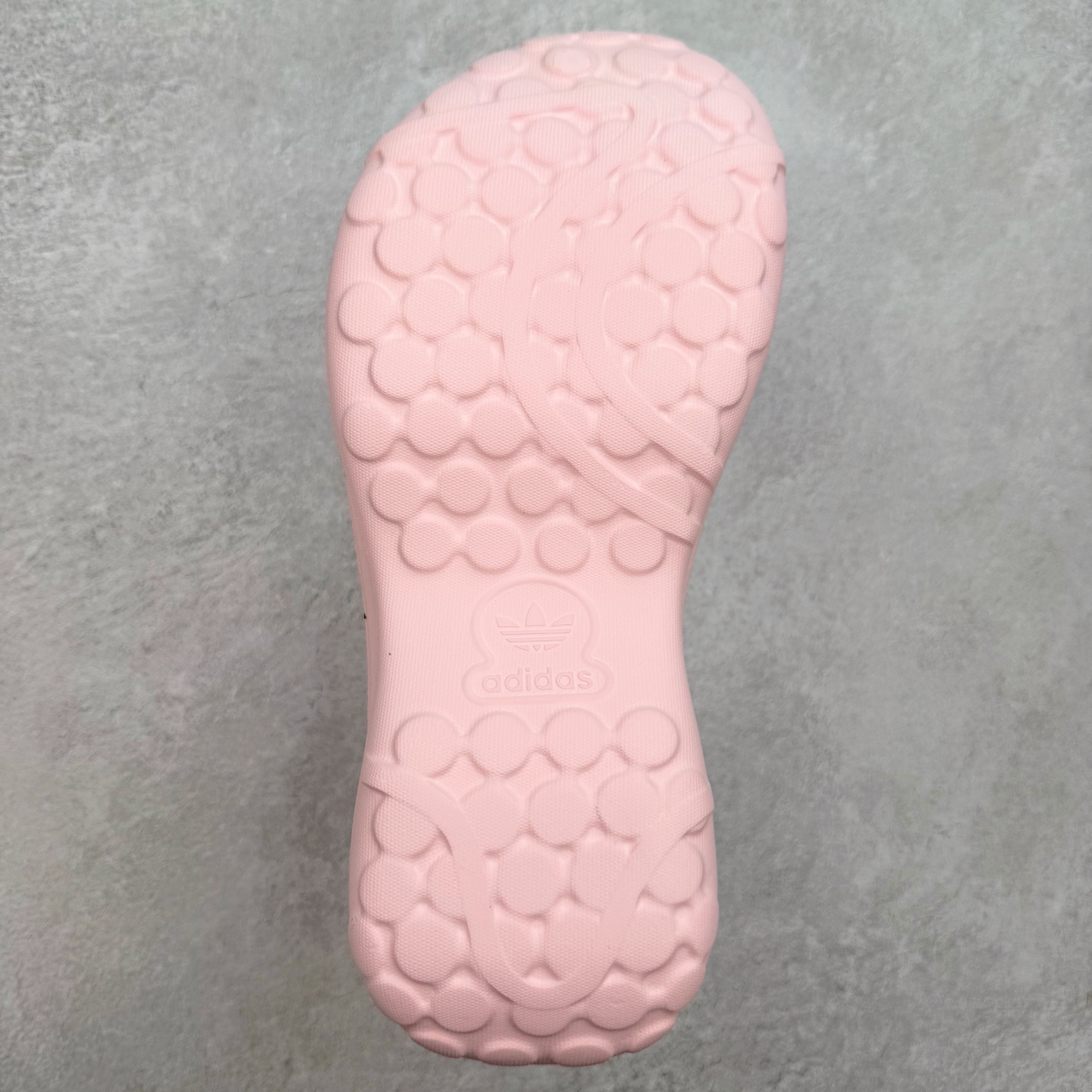 图片[9]-＃DC私人订单 AD Originals AdiFOM Stan Smith Mule 防滑耐磨轻便运动凉鞋穆勒厨师鞋 重金购入原鞋及原档案磨具生产指令开发 鞋头部位凹凸有致 横向大面积波浪纹理 后跟Logo 凹凸明显 轮廓分明 描漆定位精准 公整无偏差不溢出 LOGO内侧钢印清晰工整 原厂磨具全鞋无多余毛边 同源公司EVA粒子环保塑料 原厂指令配方 无任何异味 弹性卡色均保持原鞋一致 匠心打造 鞋口弧度大小 鞋面色泽质感同步原鞋 LOGO内侧钢印清晰工整 中底部分带原厂钢印编号 原厂Ortholite欧斯莱鞋垫 区别掉渣海玻璃鞋垫 吸汗防臭的效果无法相提并论 原厂定制原标 同比ZP 符合人体设计 轻松脚感 一穿即走 这款拖鞋旨在致敬经典的Stan Smith 简约鞋面和后跟细节灵感源于原版 并通过厚实的比例和超光滑的触感 带来现代风格的革新 采用含有甘蔗制成的泡沫材料 心系环保 摆脱绑带或鞋带束缚 易于穿脱 保持舒适 采用天然可再生材料 旨在帮助减少塑料污染 偏小一码 尺码：36 37 38 39 40 41 42 43 44-选品中心