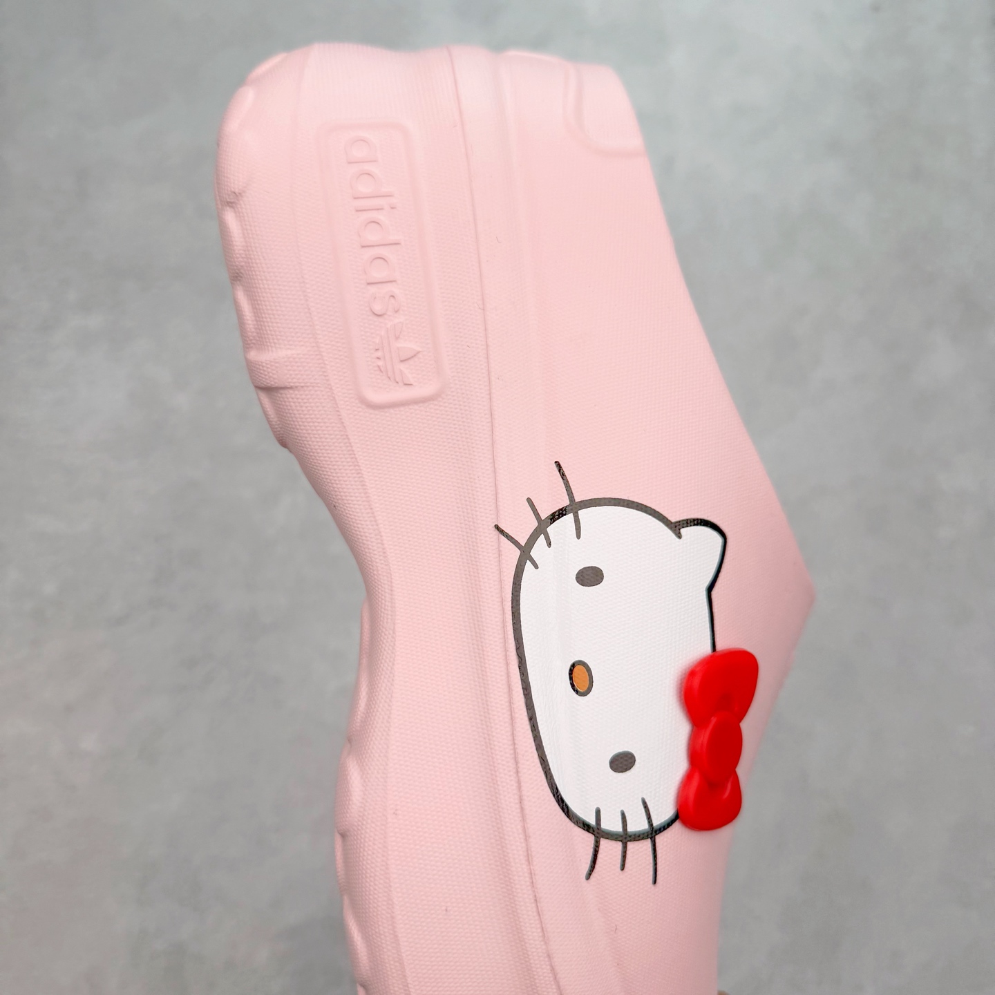 图片[6]-＃DC私人订单 AD Originals AdiFOM Stan Smith Mule 防滑耐磨轻便运动凉鞋穆勒厨师鞋 重金购入原鞋及原档案磨具生产指令开发 鞋头部位凹凸有致 横向大面积波浪纹理 后跟Logo 凹凸明显 轮廓分明 描漆定位精准 公整无偏差不溢出 LOGO内侧钢印清晰工整 原厂磨具全鞋无多余毛边 同源公司EVA粒子环保塑料 原厂指令配方 无任何异味 弹性卡色均保持原鞋一致 匠心打造 鞋口弧度大小 鞋面色泽质感同步原鞋 LOGO内侧钢印清晰工整 中底部分带原厂钢印编号 原厂Ortholite欧斯莱鞋垫 区别掉渣海玻璃鞋垫 吸汗防臭的效果无法相提并论 原厂定制原标 同比ZP 符合人体设计 轻松脚感 一穿即走 这款拖鞋旨在致敬经典的Stan Smith 简约鞋面和后跟细节灵感源于原版 并通过厚实的比例和超光滑的触感 带来现代风格的革新 采用含有甘蔗制成的泡沫材料 心系环保 摆脱绑带或鞋带束缚 易于穿脱 保持舒适 采用天然可再生材料 旨在帮助减少塑料污染 偏小一码 尺码：36 37 38 39 40 41 42 43 44-选品中心