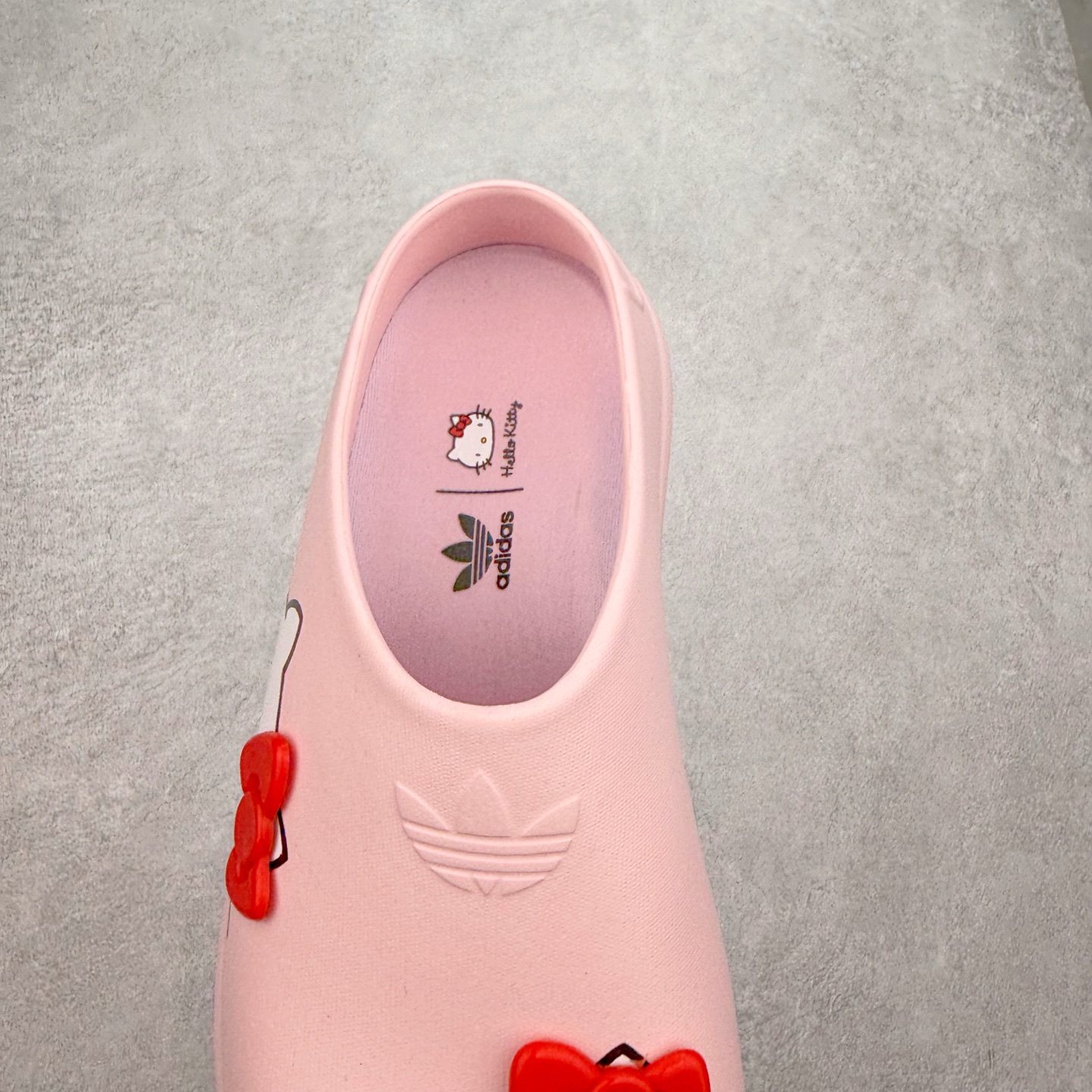 图片[5]-＃DC私人订单 AD Originals AdiFOM Stan Smith Mule 防滑耐磨轻便运动凉鞋穆勒厨师鞋 重金购入原鞋及原档案磨具生产指令开发 鞋头部位凹凸有致 横向大面积波浪纹理 后跟Logo 凹凸明显 轮廓分明 描漆定位精准 公整无偏差不溢出 LOGO内侧钢印清晰工整 原厂磨具全鞋无多余毛边 同源公司EVA粒子环保塑料 原厂指令配方 无任何异味 弹性卡色均保持原鞋一致 匠心打造 鞋口弧度大小 鞋面色泽质感同步原鞋 LOGO内侧钢印清晰工整 中底部分带原厂钢印编号 原厂Ortholite欧斯莱鞋垫 区别掉渣海玻璃鞋垫 吸汗防臭的效果无法相提并论 原厂定制原标 同比ZP 符合人体设计 轻松脚感 一穿即走 这款拖鞋旨在致敬经典的Stan Smith 简约鞋面和后跟细节灵感源于原版 并通过厚实的比例和超光滑的触感 带来现代风格的革新 采用含有甘蔗制成的泡沫材料 心系环保 摆脱绑带或鞋带束缚 易于穿脱 保持舒适 采用天然可再生材料 旨在帮助减少塑料污染 偏小一码 尺码：36 37 38 39 40 41 42 43 44-选品中心