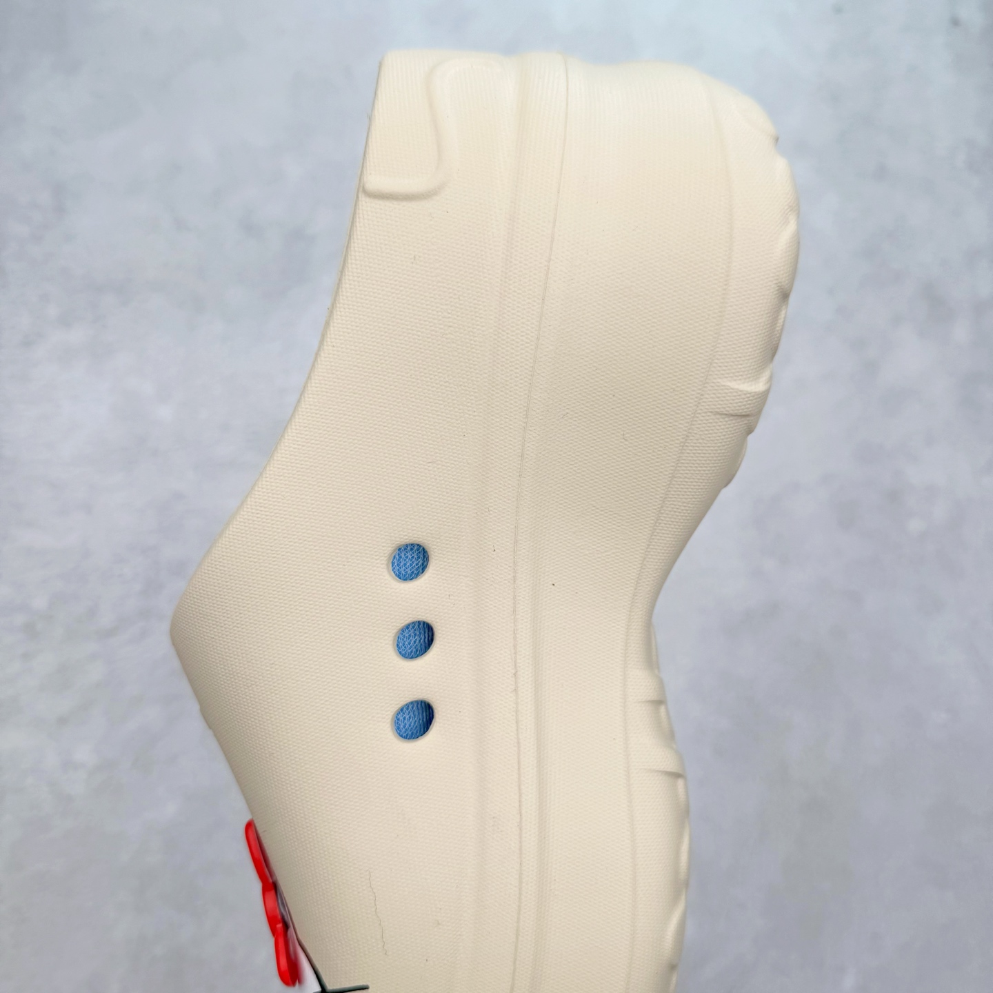 图片[7]-＃DC私人订单 AD Originals AdiFOM Stan Smith Mule 防滑耐磨轻便运动凉鞋穆勒厨师鞋 重金购入原鞋及原档案磨具生产指令开发 鞋头部位凹凸有致 横向大面积波浪纹理 后跟Logo 凹凸明显 轮廓分明 描漆定位精准 公整无偏差不溢出 LOGO内侧钢印清晰工整 原厂磨具全鞋无多余毛边 同源公司EVA粒子环保塑料 原厂指令配方 无任何异味 弹性卡色均保持原鞋一致 匠心打造 鞋口弧度大小 鞋面色泽质感同步原鞋 LOGO内侧钢印清晰工整 中底部分带原厂钢印编号 原厂Ortholite欧斯莱鞋垫 区别掉渣海玻璃鞋垫 吸汗防臭的效果无法相提并论 原厂定制原标 同比ZP 符合人体设计 轻松脚感 一穿即走 这款拖鞋旨在致敬经典的Stan Smith 简约鞋面和后跟细节灵感源于原版 并通过厚实的比例和超光滑的触感 带来现代风格的革新 采用含有甘蔗制成的泡沫材料 心系环保 摆脱绑带或鞋带束缚 易于穿脱 保持舒适 采用天然可再生材料 旨在帮助减少塑料污染 偏小一码 尺码：36 37 38 39 40 41 42 43 44-选品中心