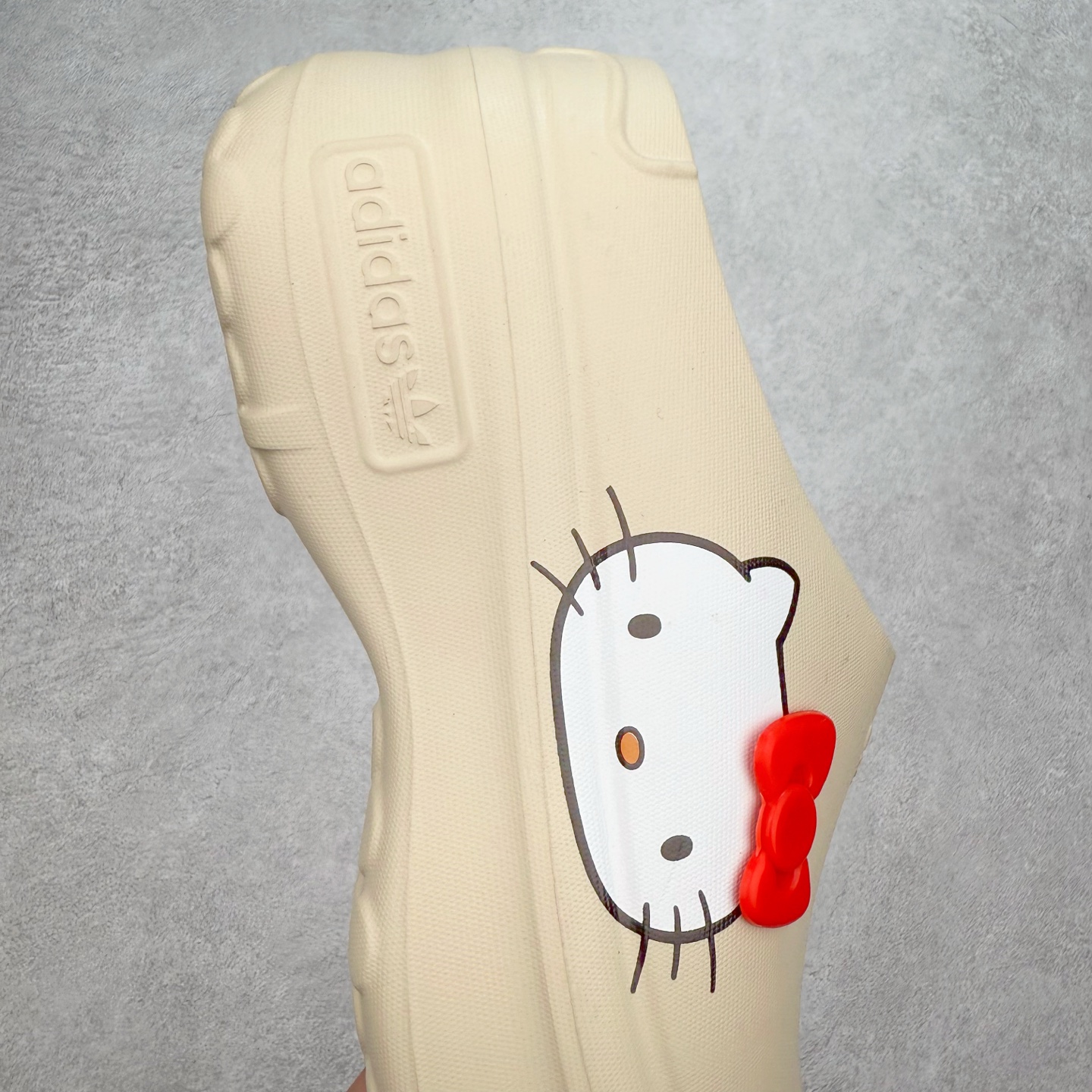 图片[6]-＃DC私人订单 AD Originals AdiFOM Stan Smith Mule 防滑耐磨轻便运动凉鞋穆勒厨师鞋 重金购入原鞋及原档案磨具生产指令开发 鞋头部位凹凸有致 横向大面积波浪纹理 后跟Logo 凹凸明显 轮廓分明 描漆定位精准 公整无偏差不溢出 LOGO内侧钢印清晰工整 原厂磨具全鞋无多余毛边 同源公司EVA粒子环保塑料 原厂指令配方 无任何异味 弹性卡色均保持原鞋一致 匠心打造 鞋口弧度大小 鞋面色泽质感同步原鞋 LOGO内侧钢印清晰工整 中底部分带原厂钢印编号 原厂Ortholite欧斯莱鞋垫 区别掉渣海玻璃鞋垫 吸汗防臭的效果无法相提并论 原厂定制原标 同比ZP 符合人体设计 轻松脚感 一穿即走 这款拖鞋旨在致敬经典的Stan Smith 简约鞋面和后跟细节灵感源于原版 并通过厚实的比例和超光滑的触感 带来现代风格的革新 采用含有甘蔗制成的泡沫材料 心系环保 摆脱绑带或鞋带束缚 易于穿脱 保持舒适 采用天然可再生材料 旨在帮助减少塑料污染 偏小一码 尺码：36 37 38 39 40 41 42 43 44-选品中心