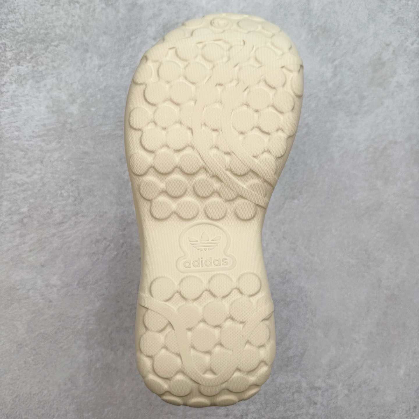 图片[9]-＃DC私人订单 AD Originals AdiFOM Stan Smith Mule 防滑耐磨轻便运动凉鞋穆勒厨师鞋 重金购入原鞋及原档案磨具生产指令开发 鞋头部位凹凸有致 横向大面积波浪纹理 后跟Logo 凹凸明显 轮廓分明 描漆定位精准 公整无偏差不溢出 LOGO内侧钢印清晰工整 原厂磨具全鞋无多余毛边 同源公司EVA粒子环保塑料 原厂指令配方 无任何异味 弹性卡色均保持原鞋一致 匠心打造 鞋口弧度大小 鞋面色泽质感同步原鞋 LOGO内侧钢印清晰工整 中底部分带原厂钢印编号 原厂Ortholite欧斯莱鞋垫 区别掉渣海玻璃鞋垫 吸汗防臭的效果无法相提并论 原厂定制原标 同比ZP 符合人体设计 轻松脚感 一穿即走 这款拖鞋旨在致敬经典的Stan Smith 简约鞋面和后跟细节灵感源于原版 并通过厚实的比例和超光滑的触感 带来现代风格的革新 采用含有甘蔗制成的泡沫材料 心系环保 摆脱绑带或鞋带束缚 易于穿脱 保持舒适 采用天然可再生材料 旨在帮助减少塑料污染 偏小一码 尺码：36 37 38 39 40 41 42 43 44-选品中心