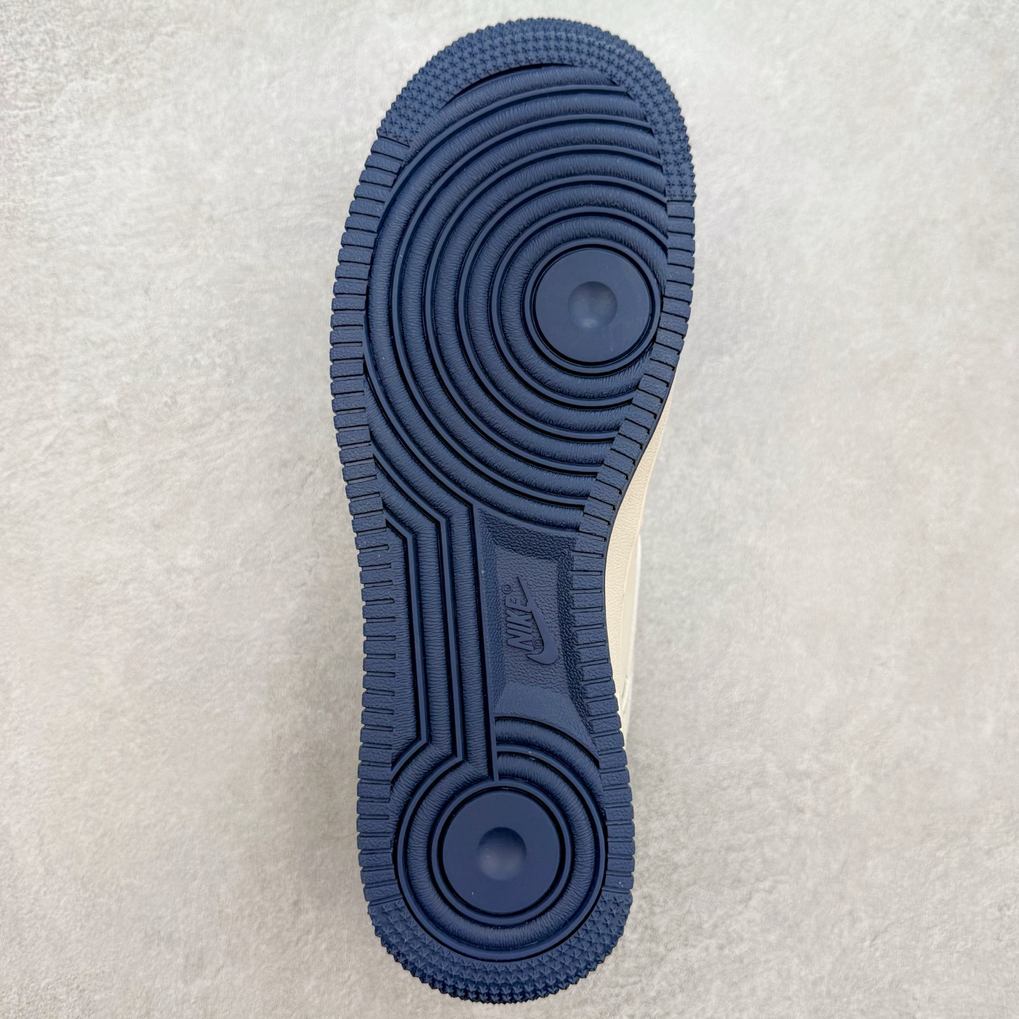 图片[9]-NK Air Force 1´07 Low 空军一号低帮百搭休闲运动板鞋 XS1958-569 柔软、弹性十足的缓震性能和出色的中底设计 横跨复古与现代的外型结合 造就出风靡全球 三十多年的Force 1 直到今天还深受青睐 实拍调校N版已经零色差零失真 百分百还原实物色彩所见即所得 不存在货不对板色差等低级问题 选购参考实物拍摄 不混卖不参货 只用心做好货严格选品 承诺混一赔十 尺码：36 36.5 37.5 38 38.5 39 40 40.5 41 42 42.5 43 44 44.5 45-选品中心