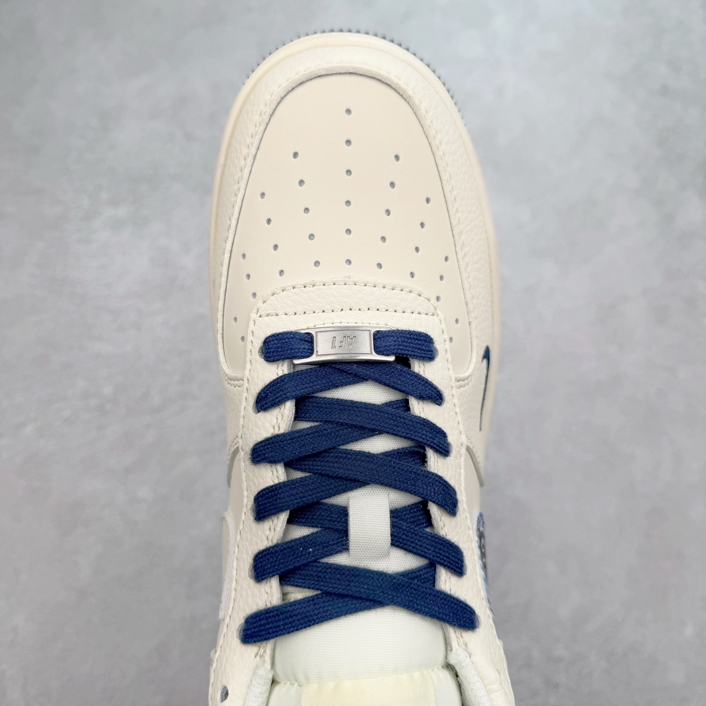 图片[4]-NK Air Force 1´07 Low 空军一号低帮百搭休闲运动板鞋 XS1958-569 柔软、弹性十足的缓震性能和出色的中底设计 横跨复古与现代的外型结合 造就出风靡全球 三十多年的Force 1 直到今天还深受青睐 实拍调校N版已经零色差零失真 百分百还原实物色彩所见即所得 不存在货不对板色差等低级问题 选购参考实物拍摄 不混卖不参货 只用心做好货严格选品 承诺混一赔十 尺码：36 36.5 37.5 38 38.5 39 40 40.5 41 42 42.5 43 44 44.5 45-选品中心