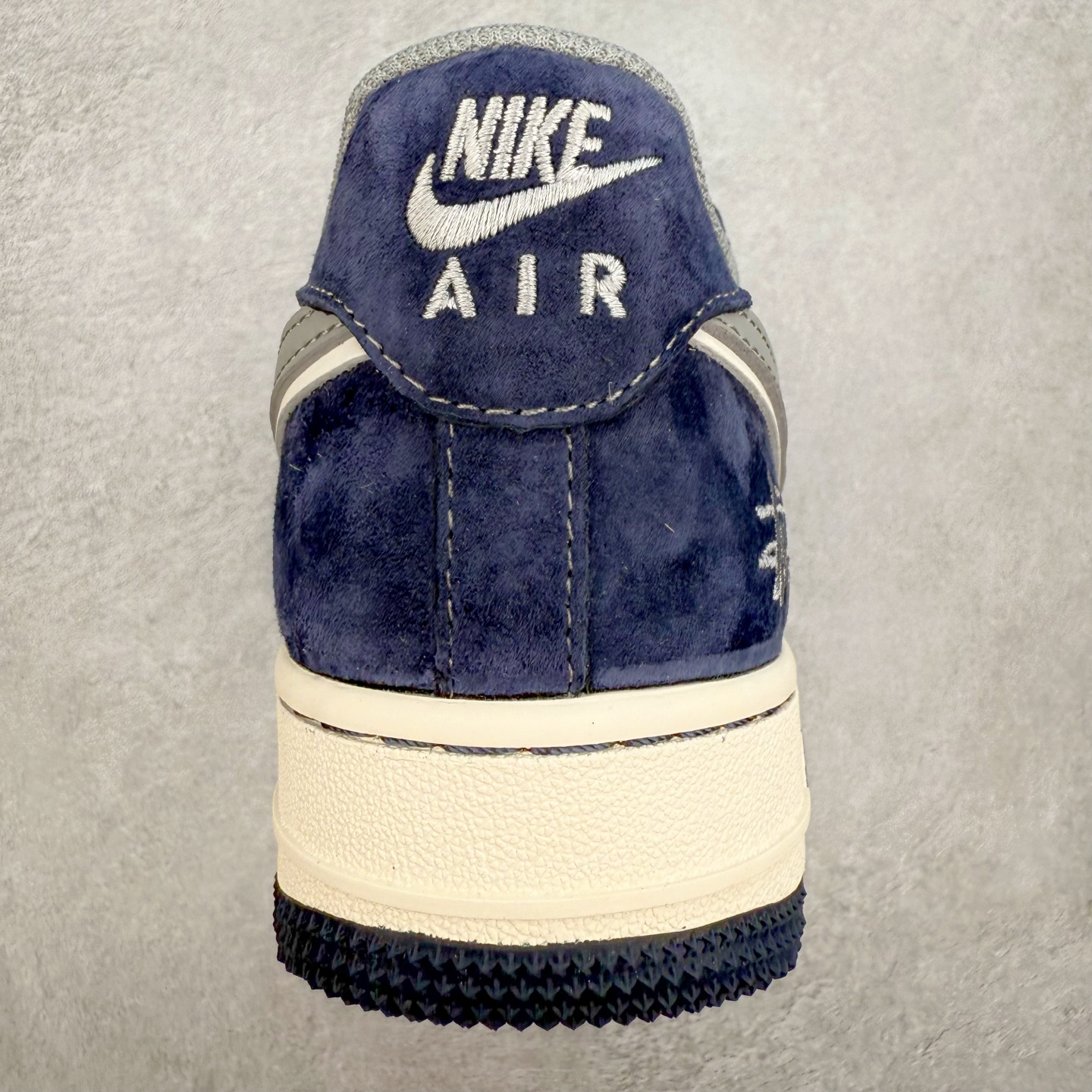 图片[8]-NK Air Force 1´07 Low 空军一号低帮百搭休闲运动板鞋 SJ6698-007 柔软、弹性十足的缓震性能和出色的中底设计 横跨复古与现代的外型结合 造就出风靡全球 三十多年的Force 1 直到今天还深受青睐 实拍调校N版已经零色差零失真 百分百还原实物色彩所见即所得 不存在货不对板色差等低级问题 选购参考实物拍摄 不混卖不参货 只用心做好货严格选品 承诺混一赔十 尺码：36 36.5 37.5 38 38.5 39 40 40.5 41 42 42.5 43 44 44.5 45-选品中心