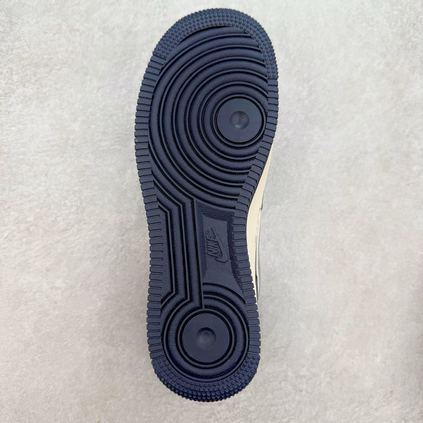 图片[9]-NK Air Force 1´07 Low 空军一号低帮百搭休闲运动板鞋 SJ6698-007 柔软、弹性十足的缓震性能和出色的中底设计 横跨复古与现代的外型结合 造就出风靡全球 三十多年的Force 1 直到今天还深受青睐 实拍调校N版已经零色差零失真 百分百还原实物色彩所见即所得 不存在货不对板色差等低级问题 选购参考实物拍摄 不混卖不参货 只用心做好货严格选品 承诺混一赔十 尺码：36 36.5 37.5 38 38.5 39 40 40.5 41 42 42.5 43 44 44.5 45-选品中心