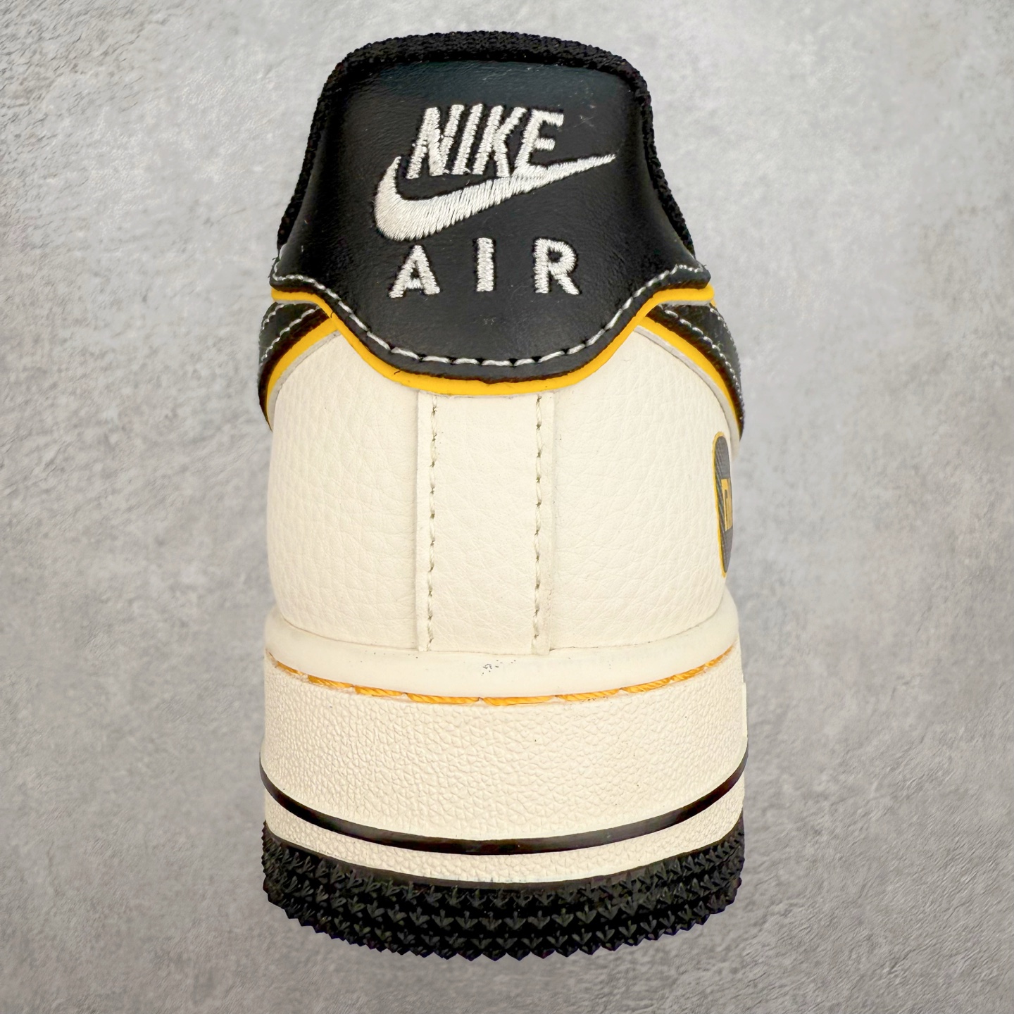 图片[8]-NK Air Force 1´07 Low 空军一号低帮百搭休闲运动板鞋 XX3168-165 柔软、弹性十足的缓震性能和出色的中底设计 横跨复古与现代的外型结合 造就出风靡全球 三十多年的Force 1 直到今天还深受青睐 实拍调校N版已经零色差零失真 百分百还原实物色彩所见即所得 不存在货不对板色差等低级问题 选购参考实物拍摄 不混卖不参货 只用心做好货严格选品 承诺混一赔十 尺码：36 36.5 37.5 38 38.5 39 40 40.5 41 42 42.5 43 44 44.5 45-选品中心