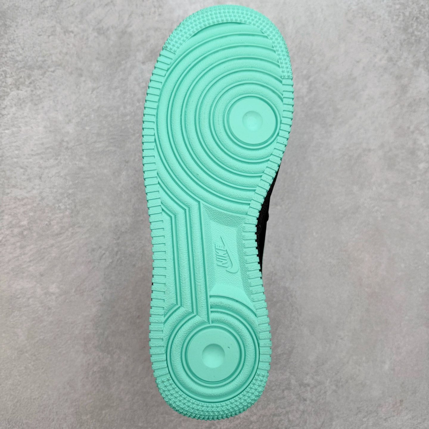 图片[9]-NK Air Force 1´07 Low 空军一号低帮百搭休闲运动板鞋 DF0188-045 柔软、弹性十足的缓震性能和出色的中底设计 横跨复古与现代的外型结合 造就出风靡全球 三十多年的Force 1 直到今天还深受青睐 实拍调校N版已经零色差零失真 百分百还原实物色彩所见即所得 不存在货不对板色差等低级问题 选购参考实物拍摄 不混卖不参货 只用心做好货严格选品 承诺混一赔十 尺码：36 36.5 37.5 38 38.5 39 40 40.5 41 42 42.5 43 44 44.5 45-选品中心