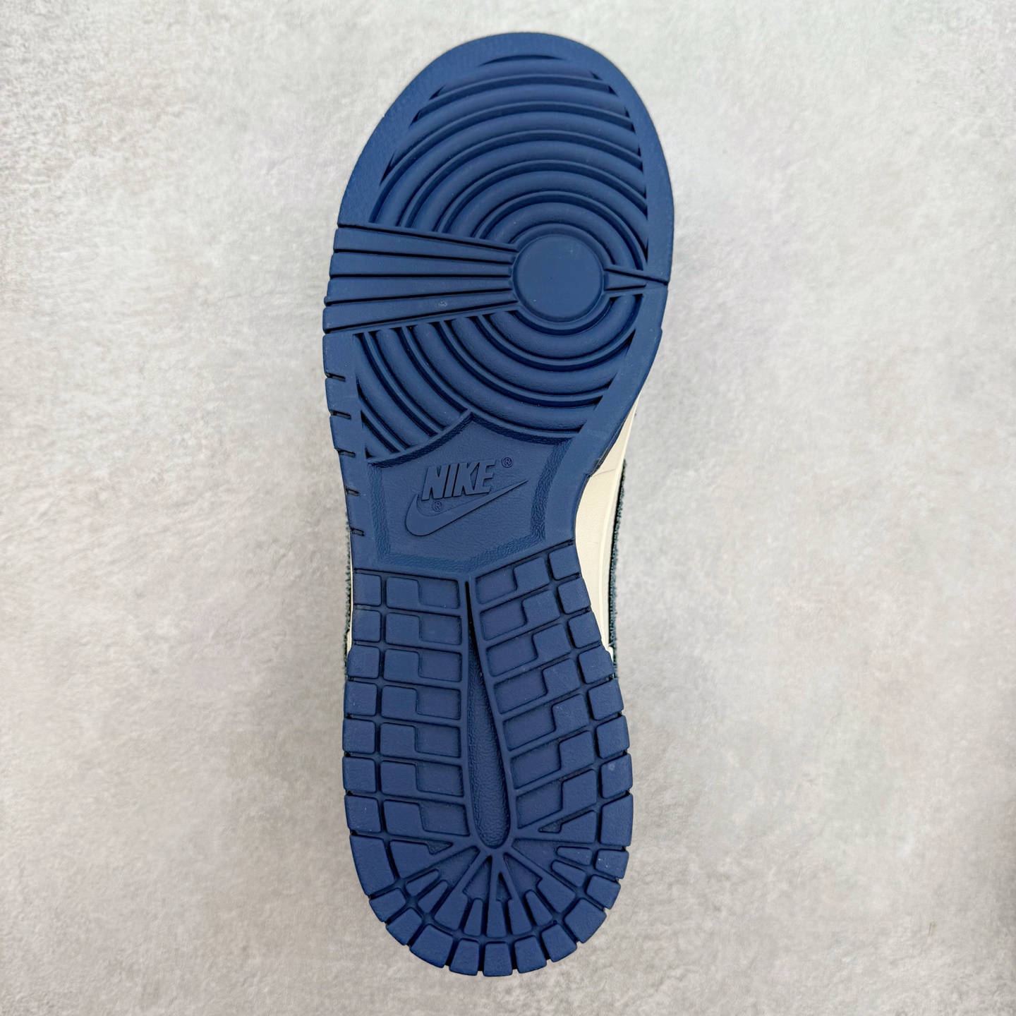 图片[9]-NK Dunk Low 定制配色 FC1688-221 大厂出品 极力推荐 原装头层材料 独家版型蒸餾加工帶來的是更好的视觉和脚感体验大厂纯原品质出货 清洁度 电绣工艺 皮料切割干净无任何毛边 细节完美 实拍调校N版已经零色差零失真 百分百还原实物色彩所见即所得 不存在货不对板色差等低级问题 选购参考实物拍摄 不混卖不参货 只用心做好货严格选品 承诺混一赔十 尺码：36 36.5 37.5 38 38.5 39 40 40.5 41 42 42.5 43 44 44.5 45-选品中心