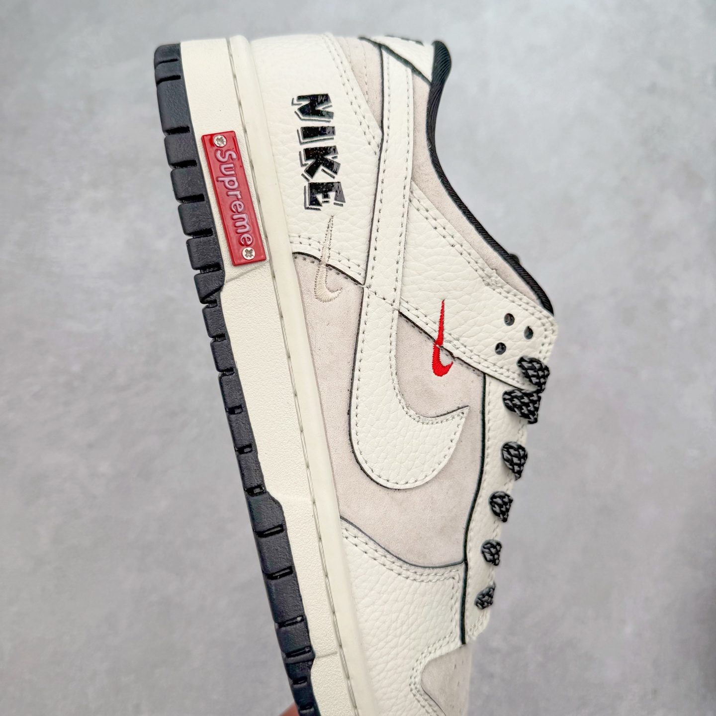 图片[6]-NK Dunk Low 定制配色 SC9207-410 大厂出品 极力推荐 原装头层材料 独家版型蒸餾加工帶來的是更好的视觉和脚感体验大厂纯原品质出货 清洁度 电绣工艺 皮料切割干净无任何毛边 细节完美 实拍调校N版已经零色差零失真 百分百还原实物色彩所见即所得 不存在货不对板色差等低级问题 选购参考实物拍摄 不混卖不参货 只用心做好货严格选品 承诺混一赔十 尺码：36 36.5 37.5 38 38.5 39 40 40.5 41 42 42.5 43 44 44.5 45-选品中心