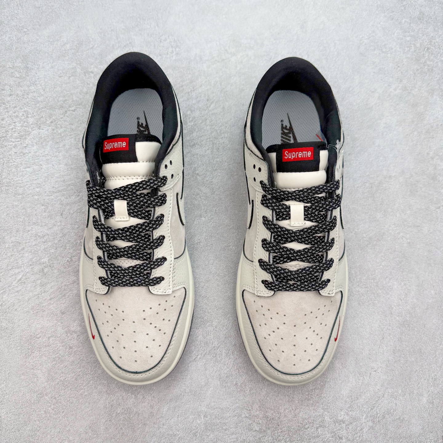 图片[2]-NK Dunk Low 定制配色 SC9207-410 大厂出品 极力推荐 原装头层材料 独家版型蒸餾加工帶來的是更好的视觉和脚感体验大厂纯原品质出货 清洁度 电绣工艺 皮料切割干净无任何毛边 细节完美 实拍调校N版已经零色差零失真 百分百还原实物色彩所见即所得 不存在货不对板色差等低级问题 选购参考实物拍摄 不混卖不参货 只用心做好货严格选品 承诺混一赔十 尺码：36 36.5 37.5 38 38.5 39 40 40.5 41 42 42.5 43 44 44.5 45-选品中心