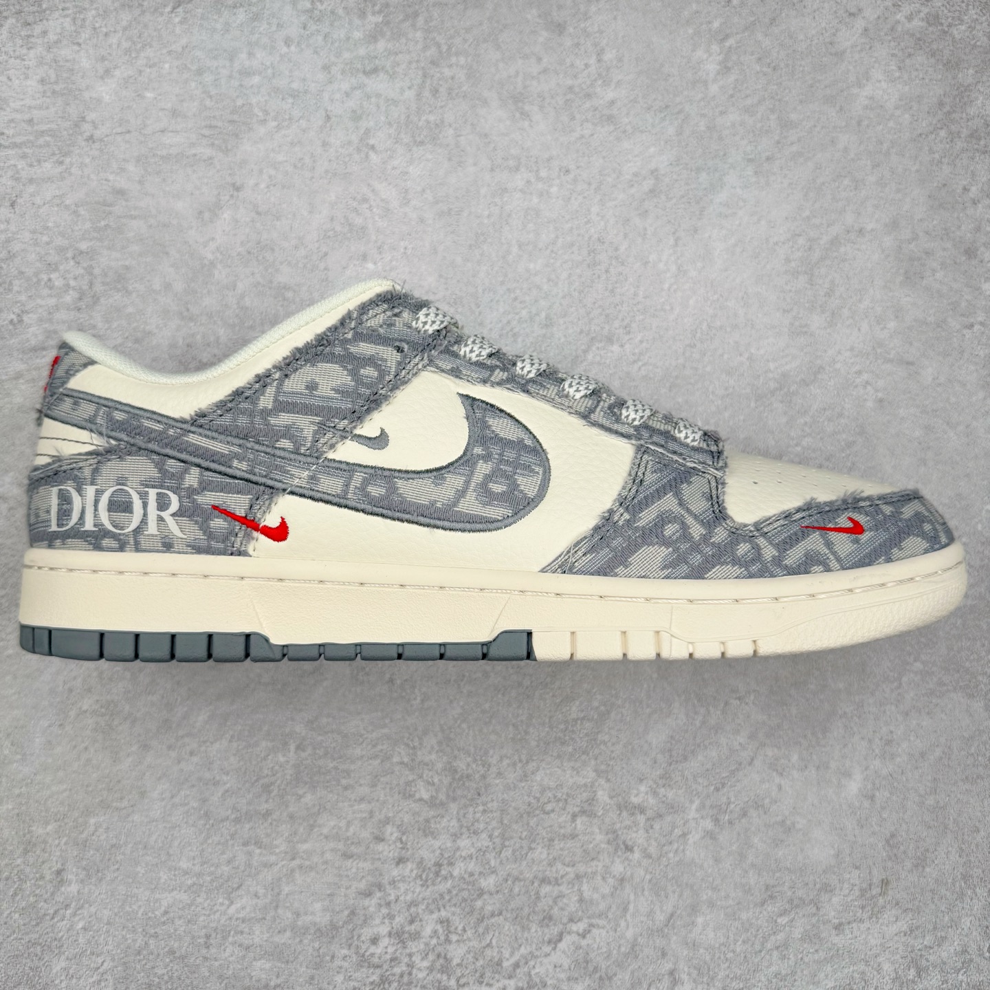 NK Dunk Low 定制配色 FC1688-221 大厂出品 极力推荐 原装头层材料 独家版型蒸餾加工帶來的是更好的视觉和脚感体验大厂纯原品质出货 清洁度 电绣工艺 皮料切割干净无任何毛边 细节完美 实拍调校N版已经零色差零失真 百分百还原实物色彩所见即所得 不存在货不对板色差等低级问题 选购参考实物拍摄 不混卖不参货 只用心做好货严格选品 承诺混一赔十 尺码：36 36.5 37.5 38 38.5 39 40 40.5 41 42 42.5 43 44 44.5 45-选品中心