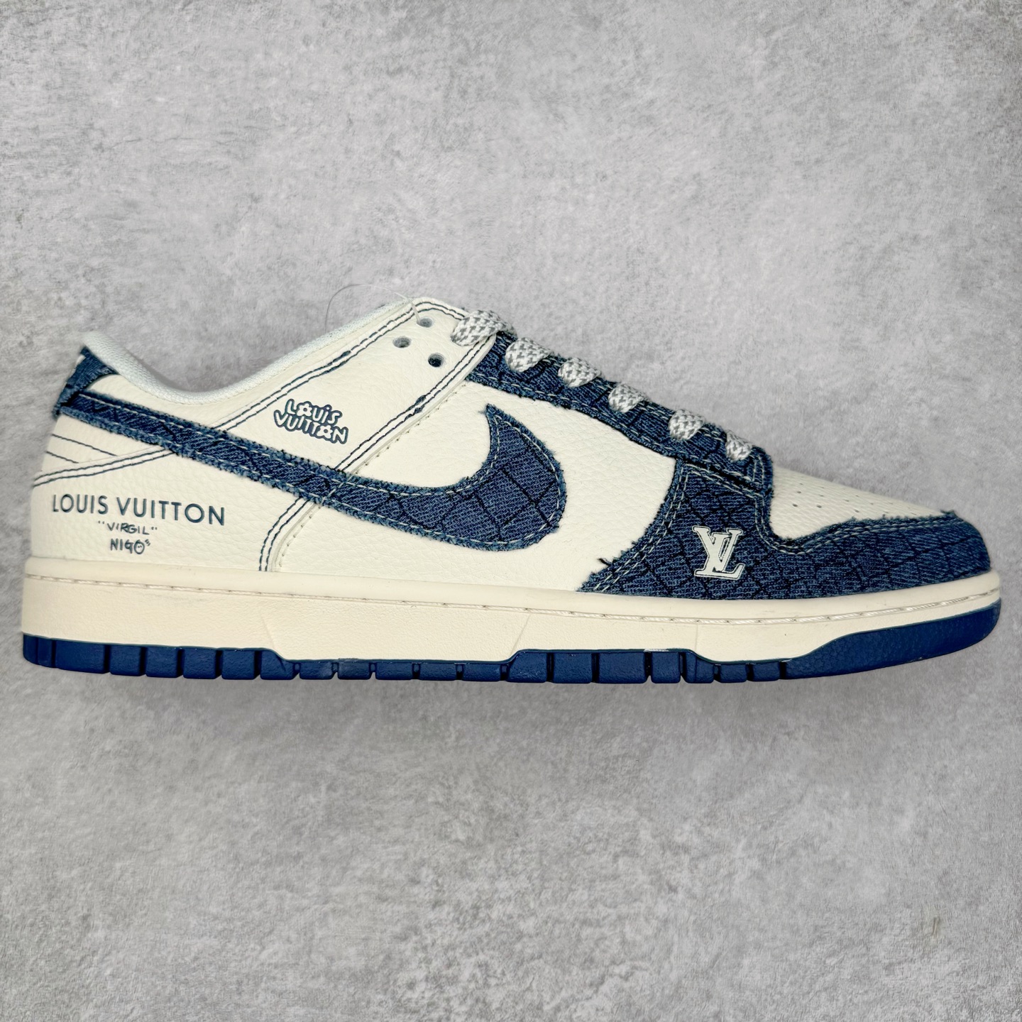 NK Dunk Low 定制配色 FC1688-221 大厂出品 极力推荐 原装头层材料 独家版型蒸餾加工帶來的是更好的视觉和脚感体验大厂纯原品质出货 清洁度 电绣工艺 皮料切割干净无任何毛边 细节完美 实拍调校N版已经零色差零失真 百分百还原实物色彩所见即所得 不存在货不对板色差等低级问题 选购参考实物拍摄 不混卖不参货 只用心做好货严格选品 承诺混一赔十 尺码：36 36.5 37.5 38 38.5 39 40 40.5 41 42 42.5 43 44 44.5 45-选品中心